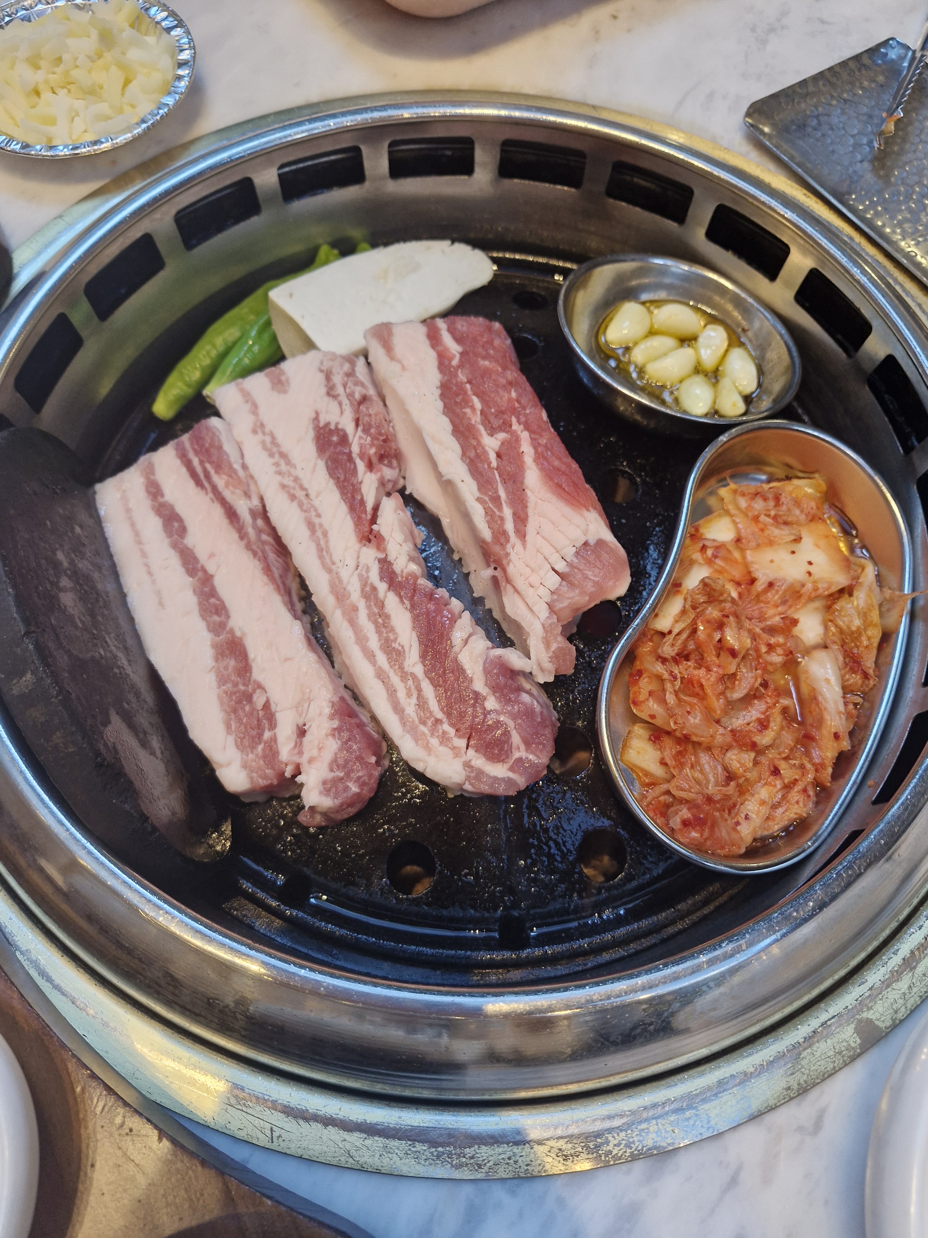 얼린 무생채가 같이나와요 고기랑 먹으면 진짜맛있어요. - 불당동 맛집 육화미 천안본점