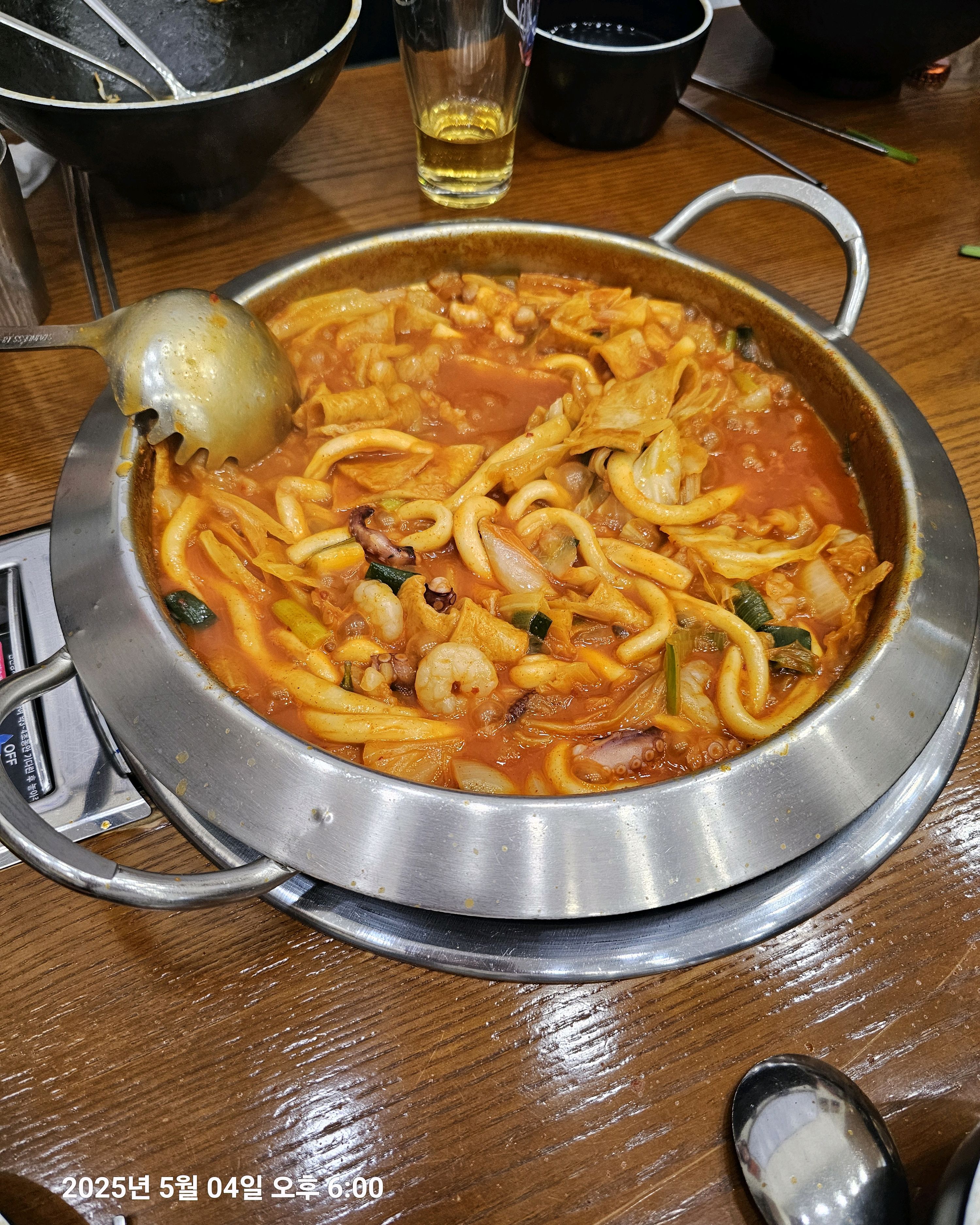 얼큰하고 깊은 맛의 국물이 정말 인상적이었어요! 좋은 식감에 밥 비벼 먹으니 완벽한 한 끼