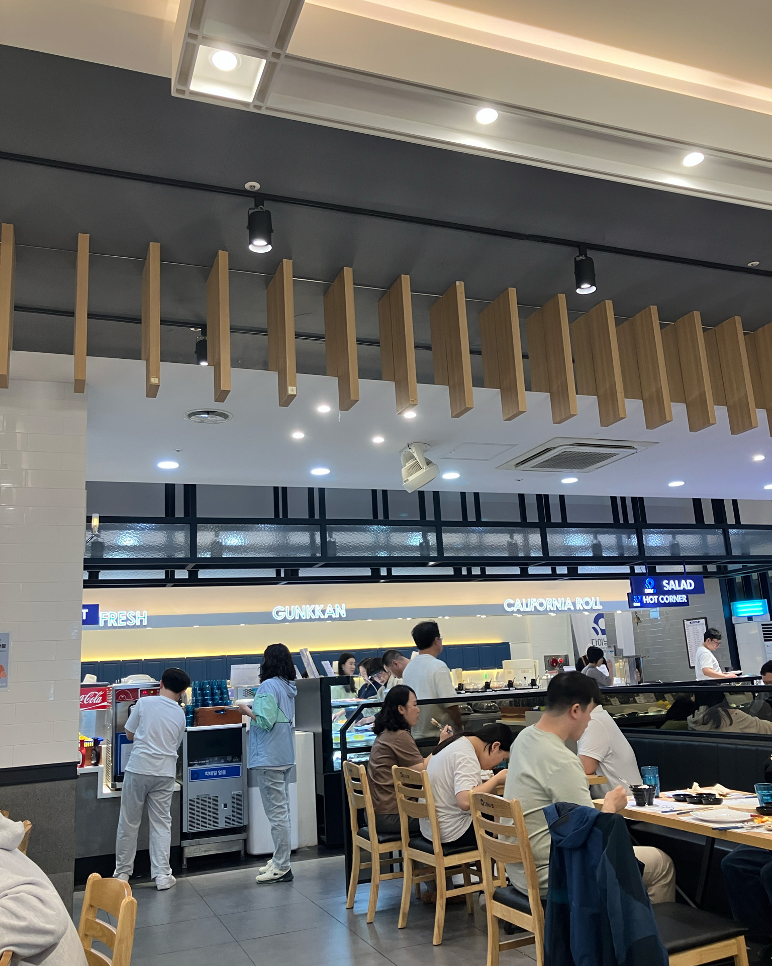 신선한 초밥과 다양한 음식이 있어 - 양산 맛집 다이닝원 양산점