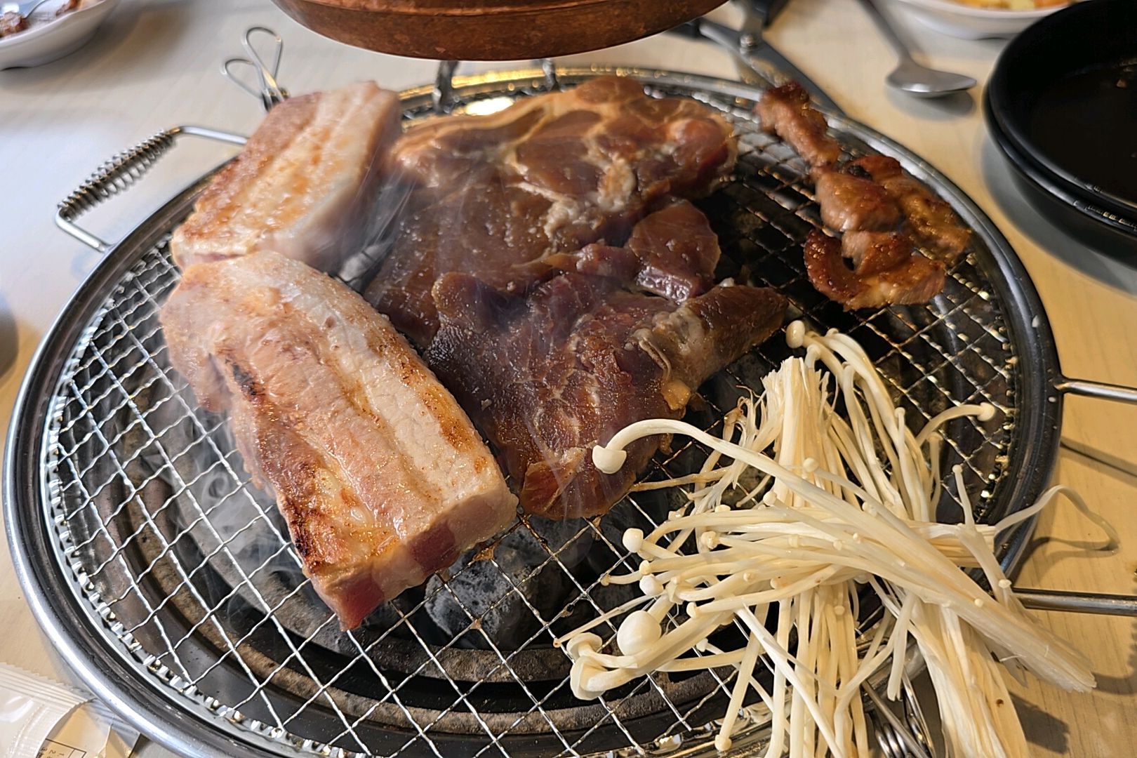 양념갈비도 맛있지만 삼겹살도 맛있어서 항상 오대오로 먹어요 매장청결하고 셀프코너 다양하고