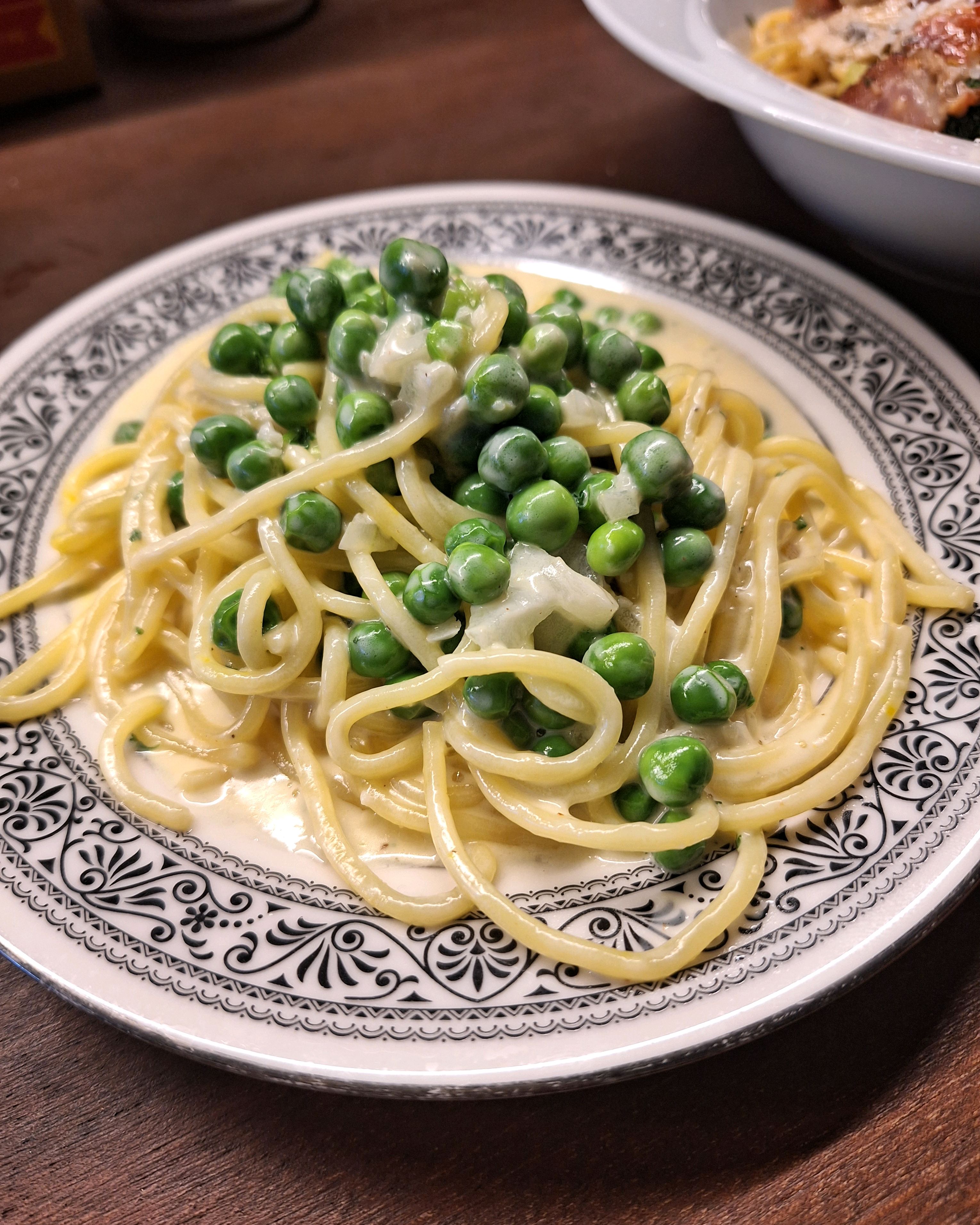 생면 식감이 특이하고 보다 담백한 느낌의 크림 파스타를 좋아하시는 분에게 추천드려요! 맛있