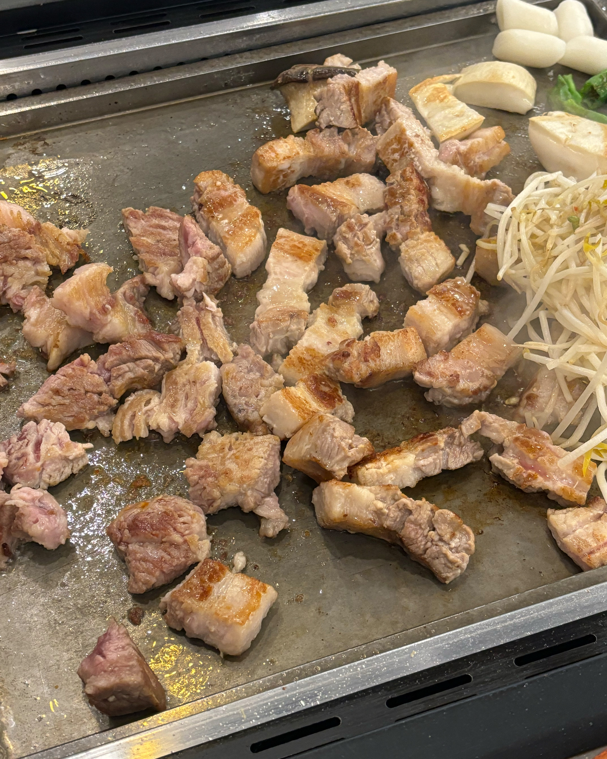 사장님이 친절하게 고기도 구워주시고 메뉴 구성이 너무너무 알차요 !! 집 앞에 고기 맛집을