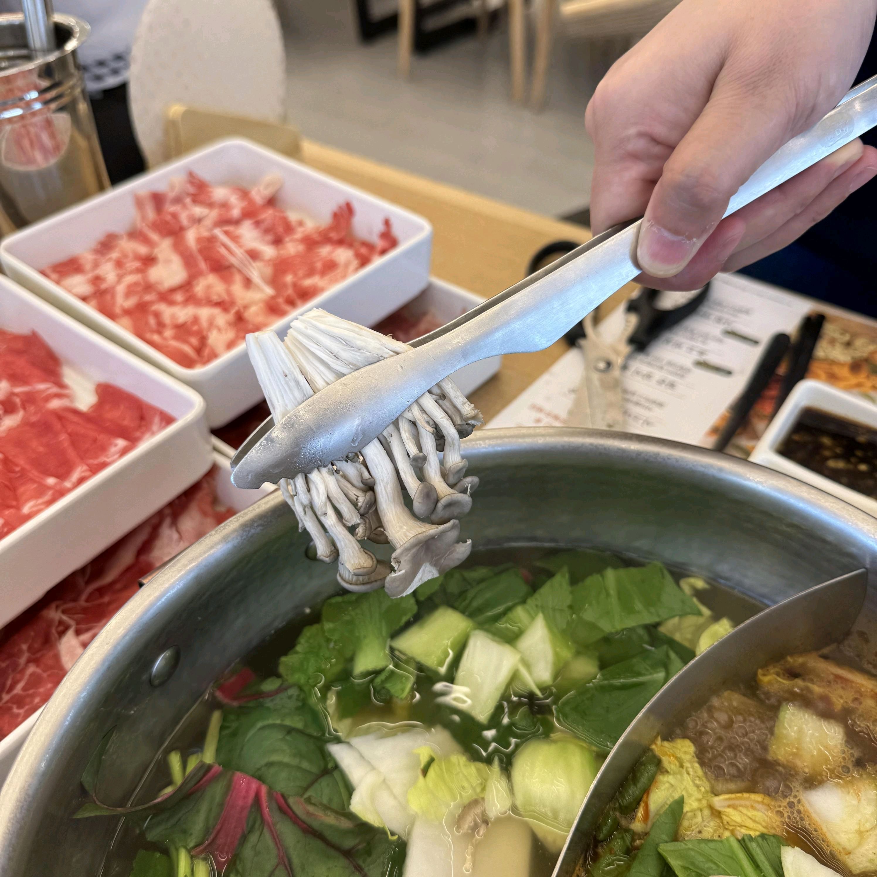 취향에 맞는 육수 선택할 수 있는 점이 참 좋아요. 소고기 샤브샤브가 진짜 맛있더라고요.