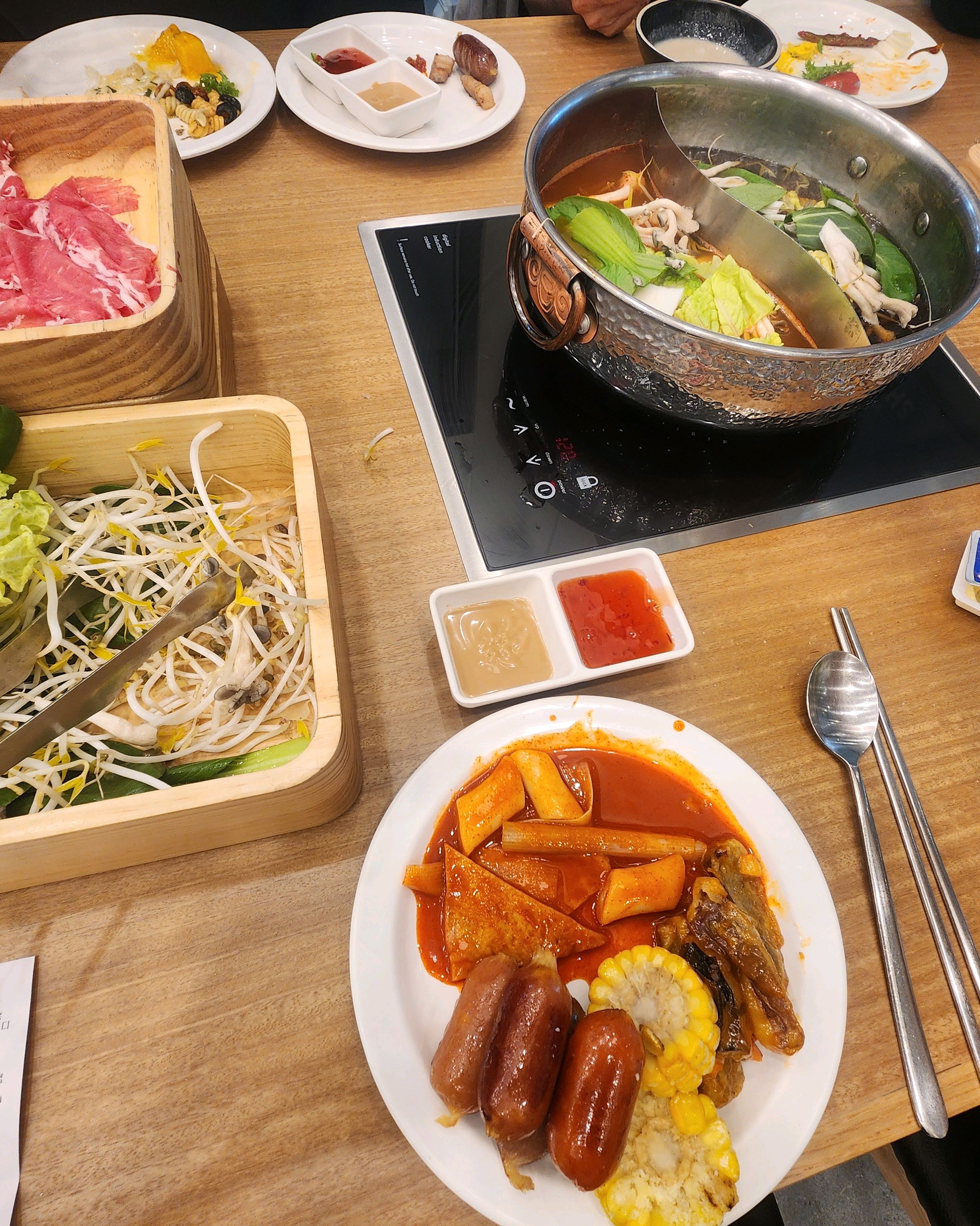 대기 이슈가 있었지만 샐러드바 종류도 많고 전체적으로 음식이 맛있습니다 가실분들은 전날 네
