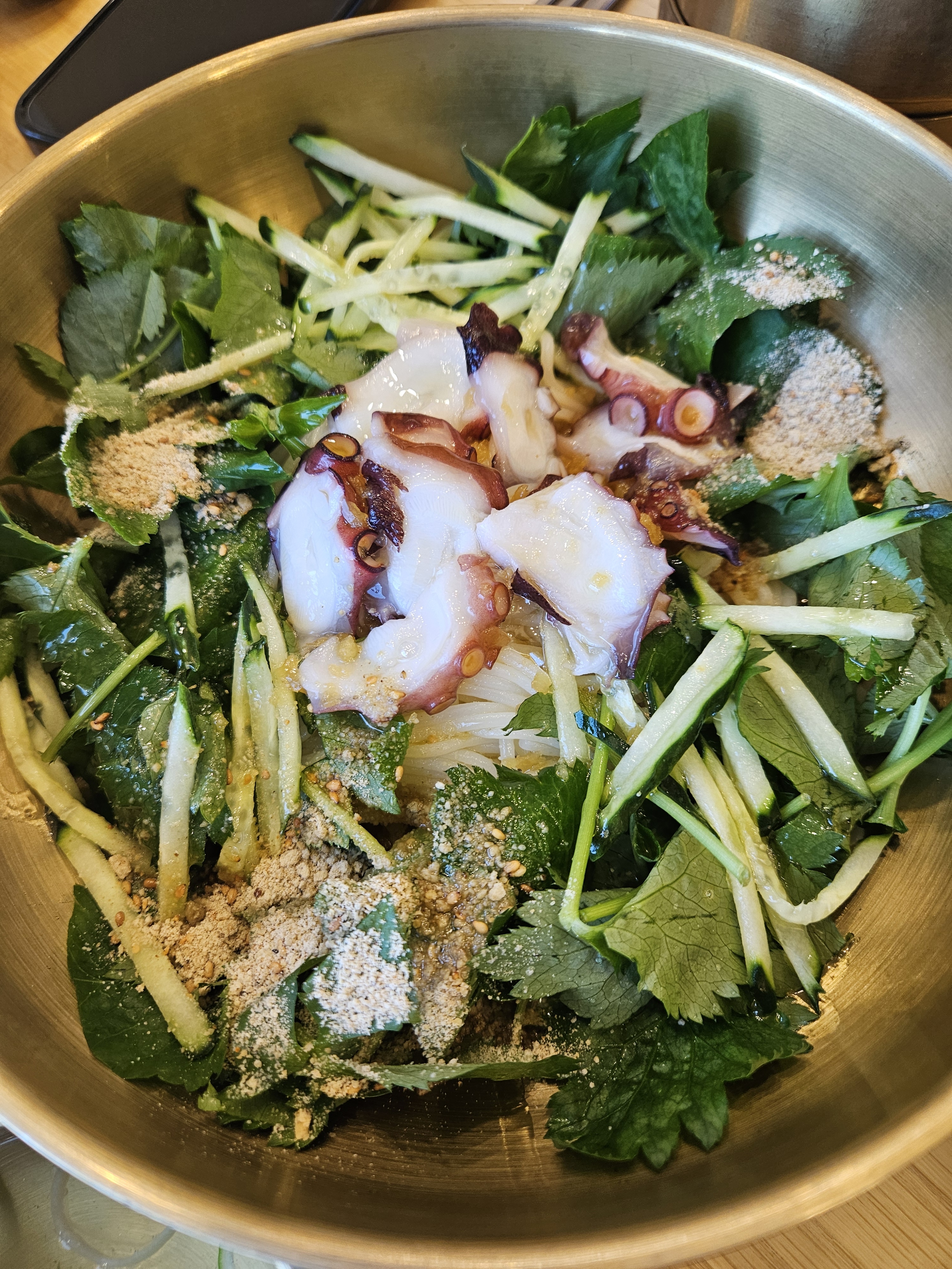 모든 메뉴 다 맛있었지만 돌문어들기름국수 특히 너무 맛있어요! 아이도 맛있게 잘먹네요😊 - 제주 맛집 섬누들