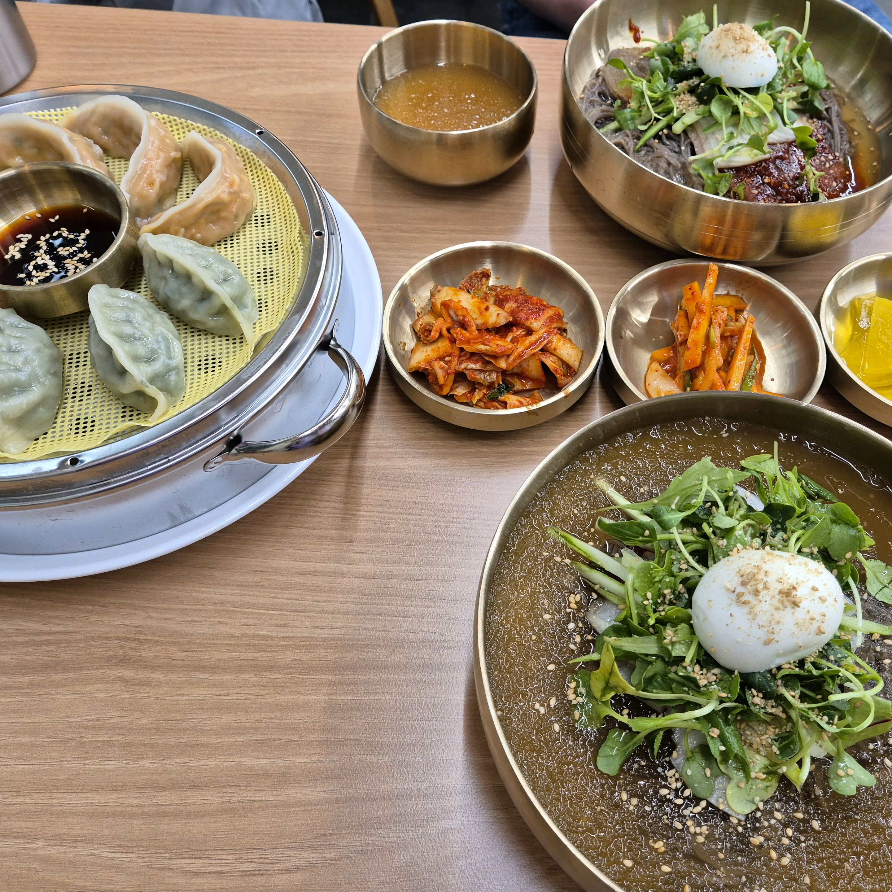 밀가루가 안들어가 소화도 잘 될거 같아요. 매장도 청결하고 양도 많고 맛있네요~ 담엔 육전