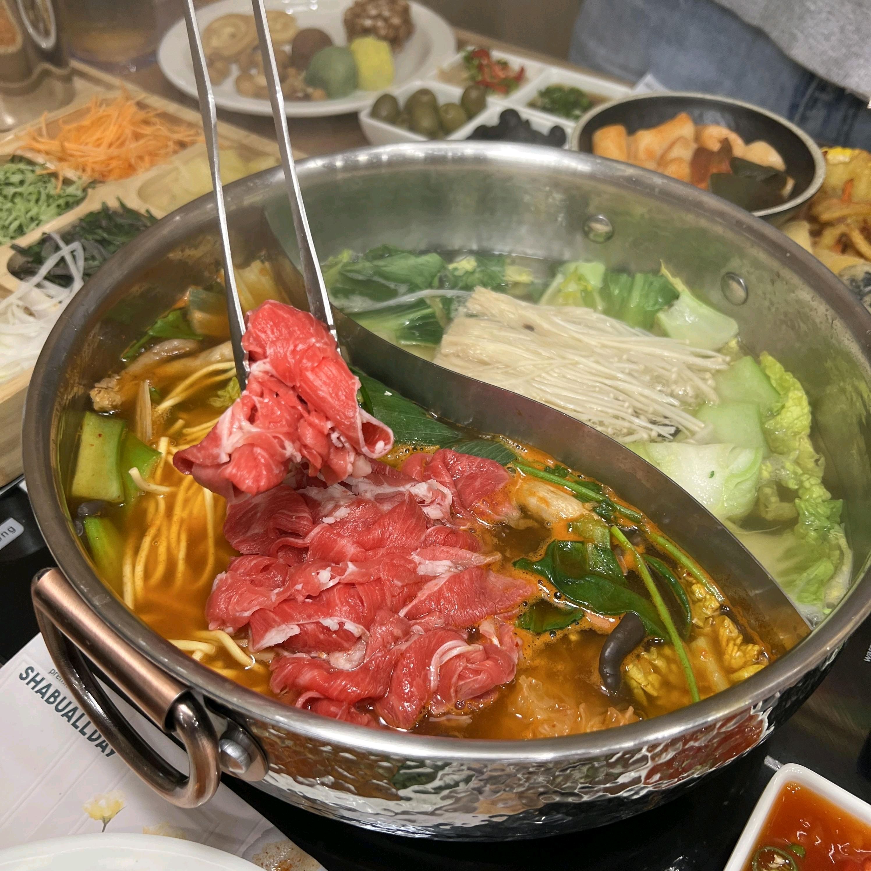소고기 샤브샤브 맛이 좋아 부모님 모시고 갔는데 정말 괜찮네요 육수 향이 진하고 소고기 식