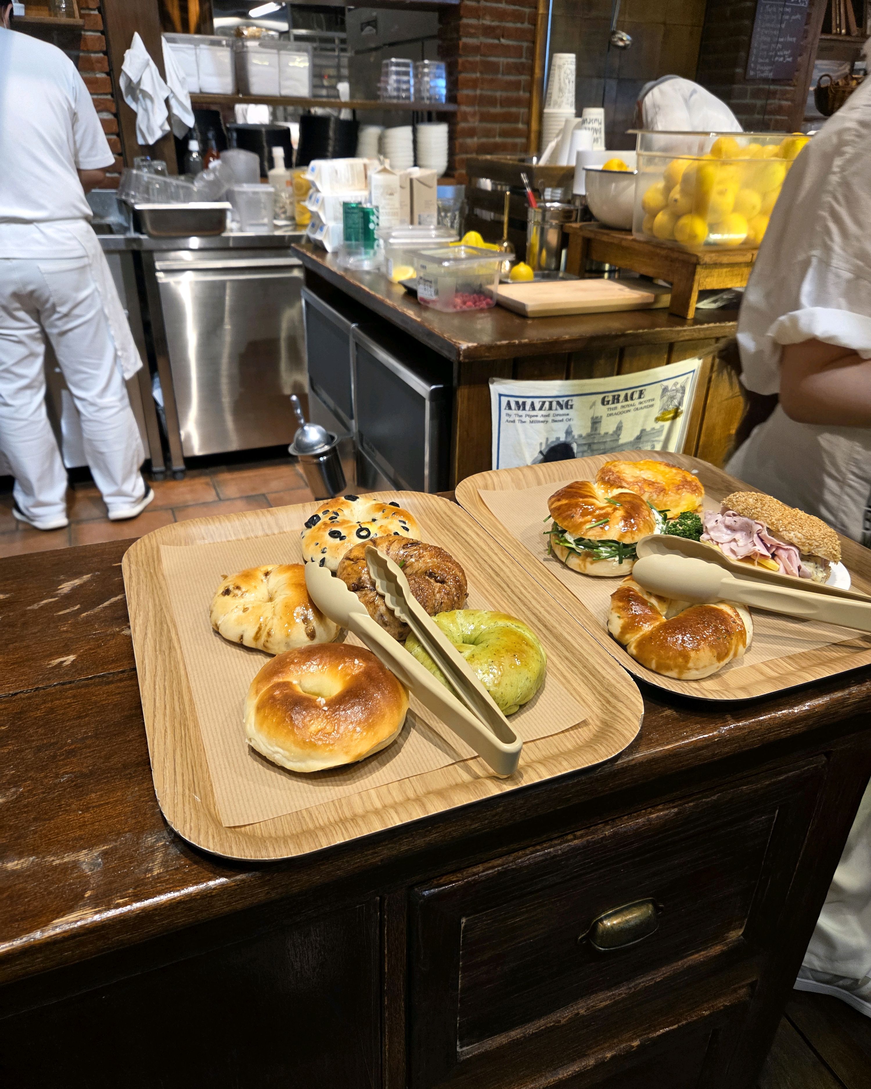 기다림이 길어도 그냥 지나칠수없어서 사게되는맛 - 정자동 맛집 런던베이글뮤지엄 수원점
