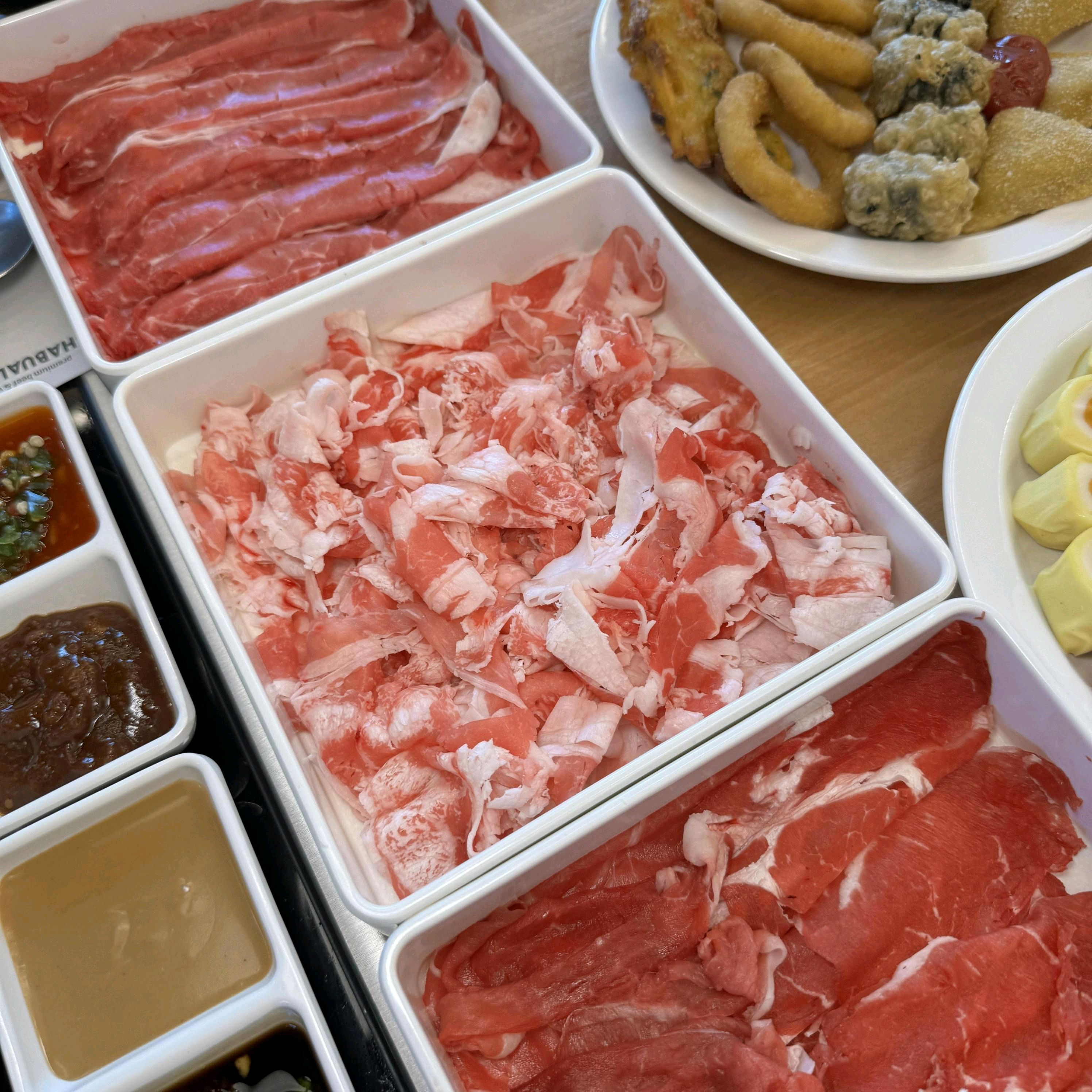 샤브샤브 맛있고 직원분들 친절해요 아이들이랑 와서 먹기 정말 좋은 곳이에요 가족 모임으로 