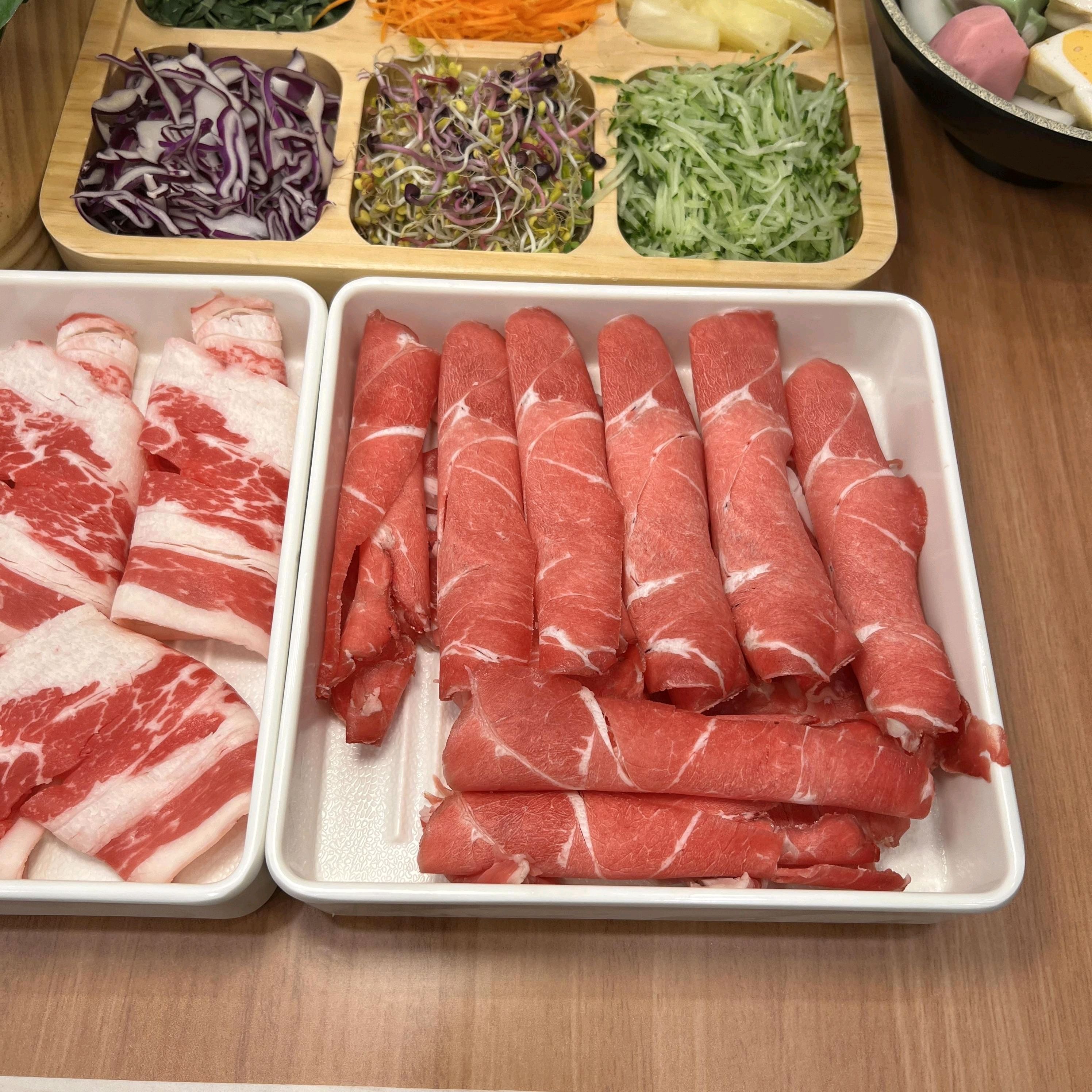 깔끔한 매장에 가족들이랑 먹기에 참 좋은 곳이네요 샤브샤브도 신선하고 무한리필이라 푸짐하게