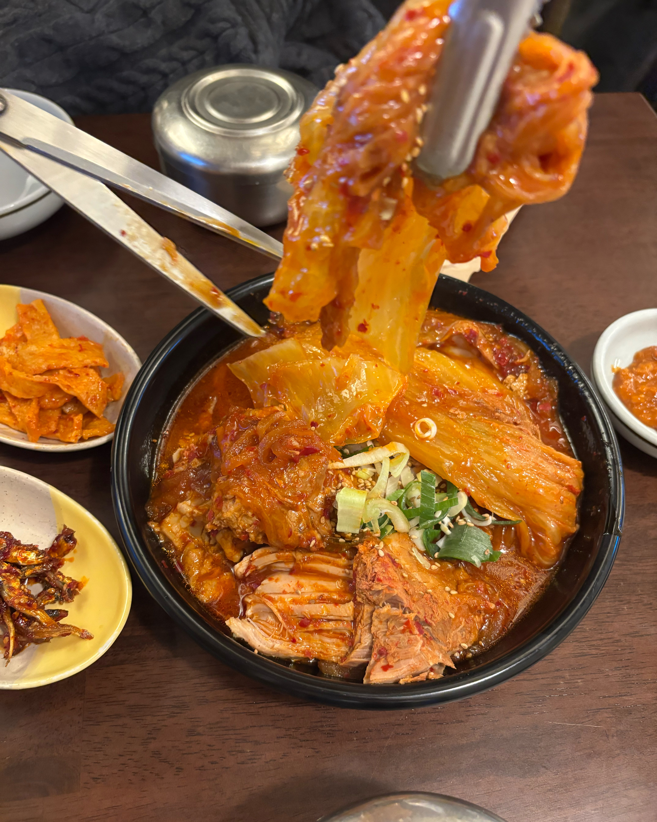 김치찜이랑 보쌈 같이 나오는 정식이 있어서 구성이 너무 좋아요!!!! 고기도 부드럽고 푸욱