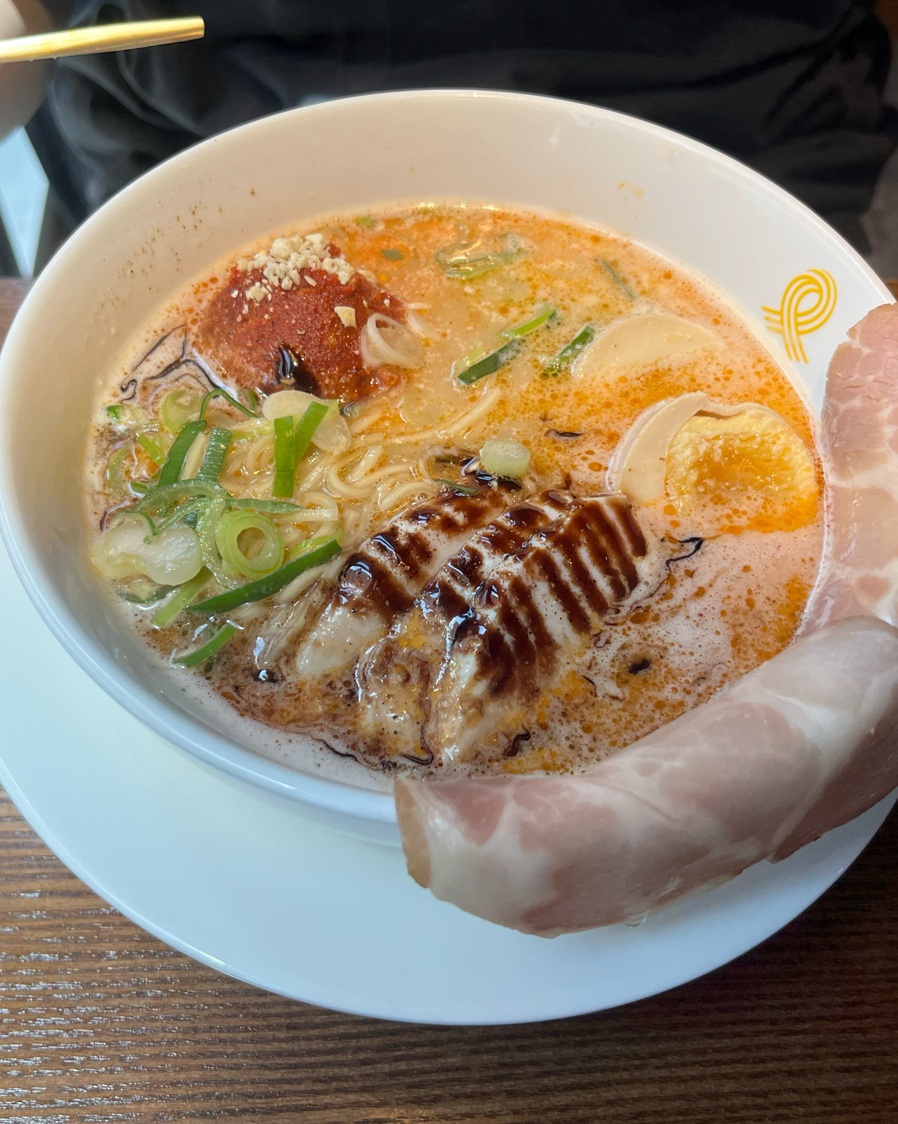 가게도 너무 예쁘게 꾸며져있고 쾌적해서 좋아요 덮밥 양도 많고 맛있습니다 ! 라멘도 짜지않