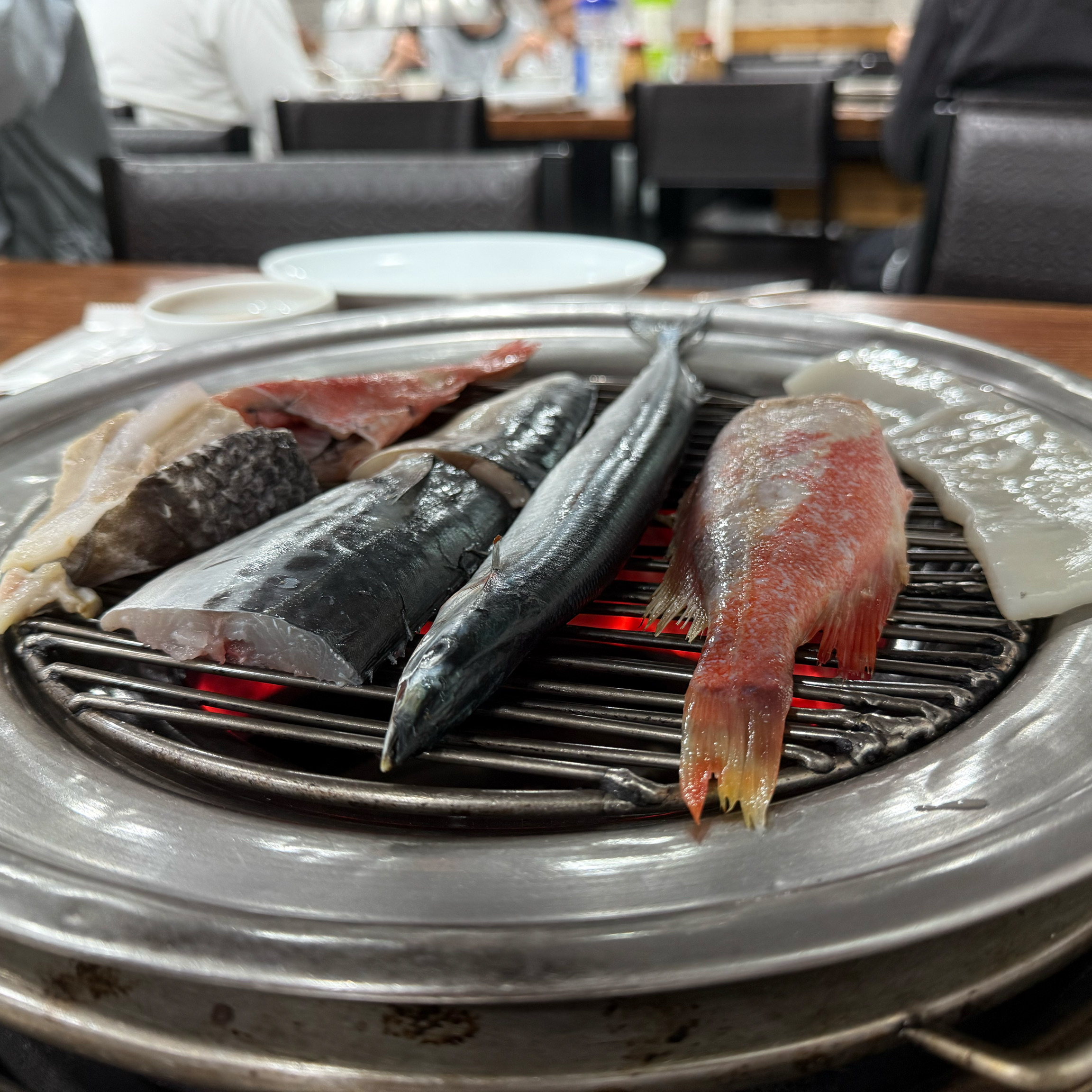 웨이팅 40-50분 정도 줄 서있다가 들어갔는데 뿌듯했어요! 너무 맛있더라구여 직접 구워쥬