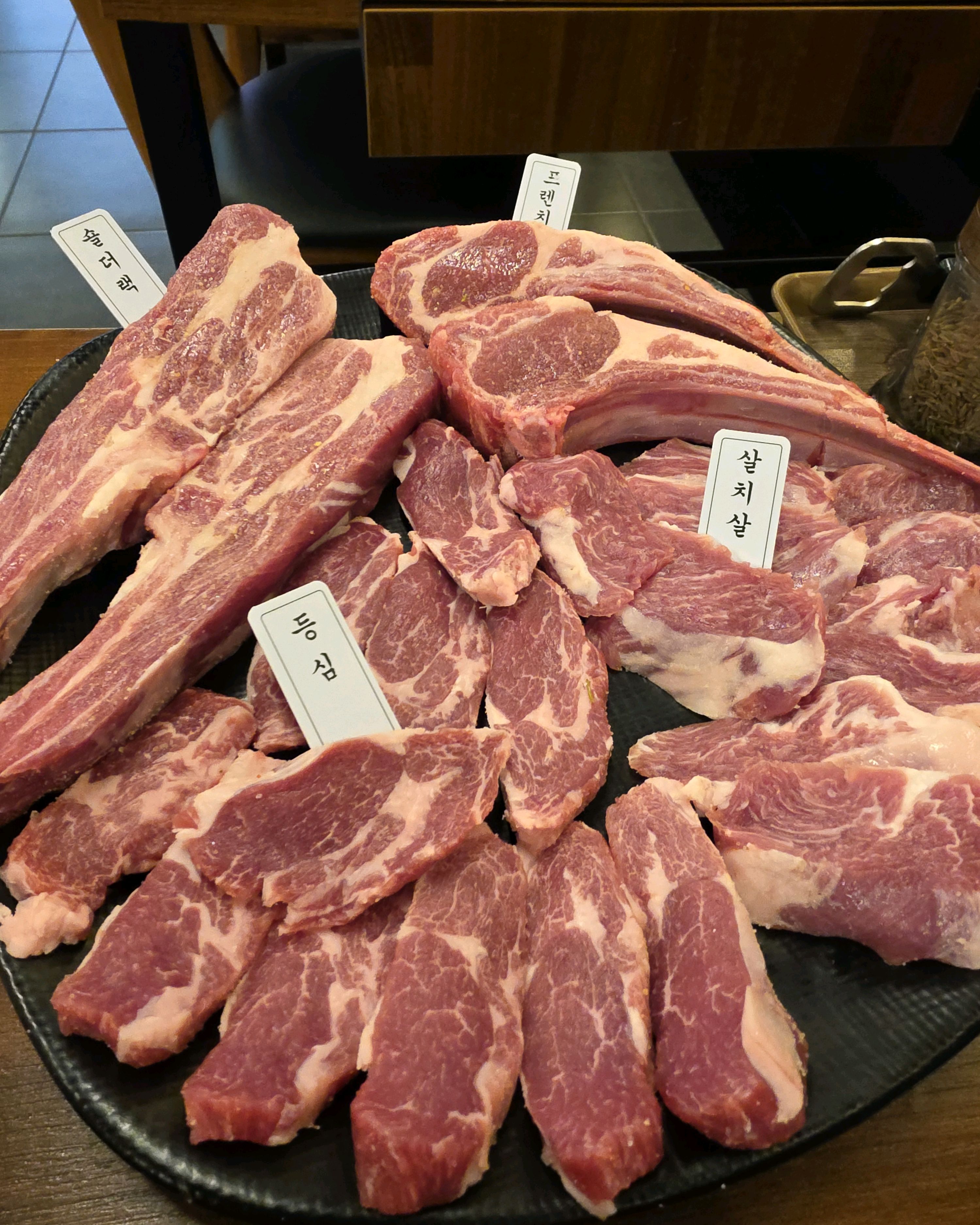 처음 와보는데 지나갈때마다 사람이 많더라구요 양꼬치도있고 양고기도 종류별로 모듬이있길래 동