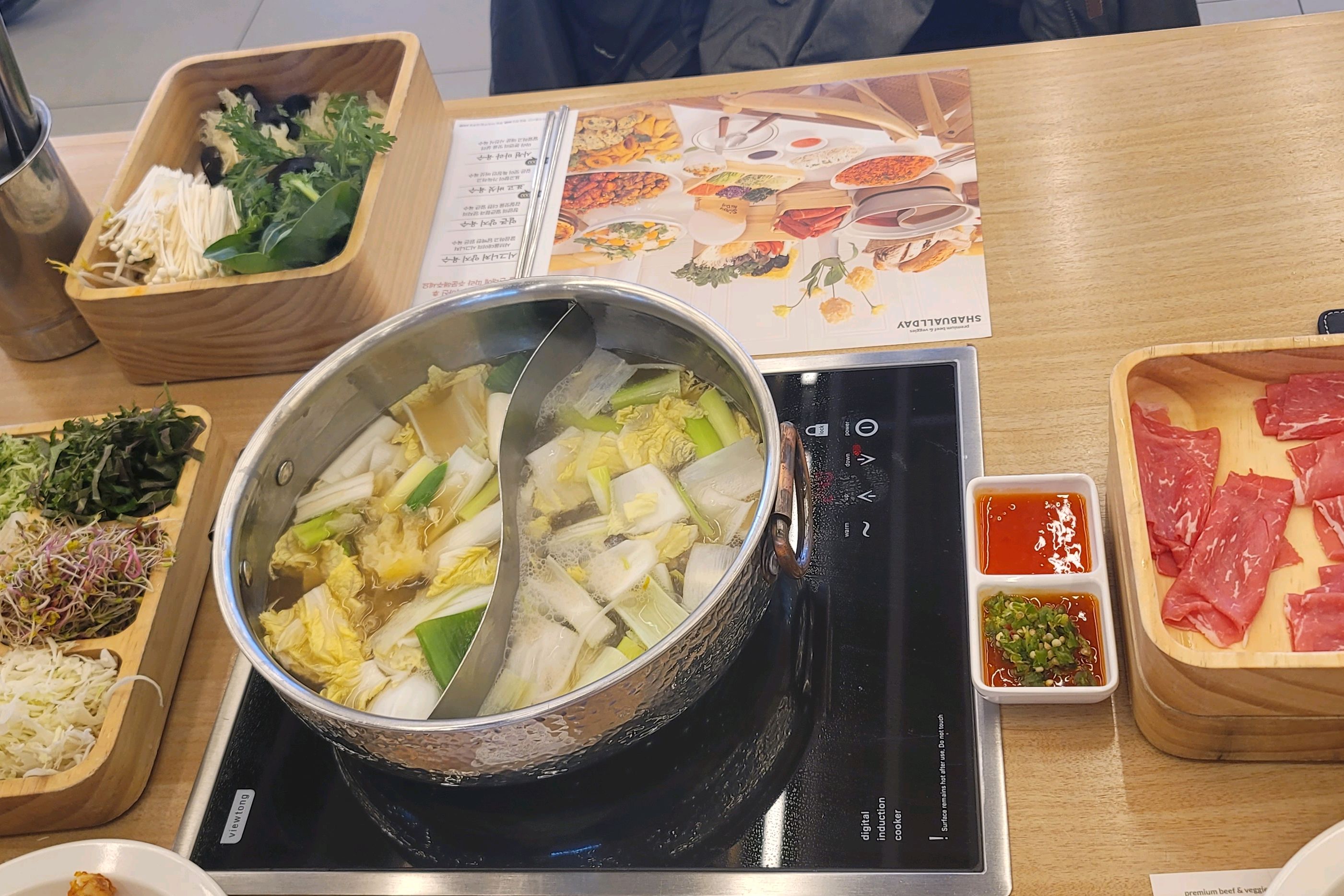 샤브샤브에 여러 사이드메뉴로 디져트까지 준비되어 샤브로 데친 고기에 빰과 야채얹어 내맘대로