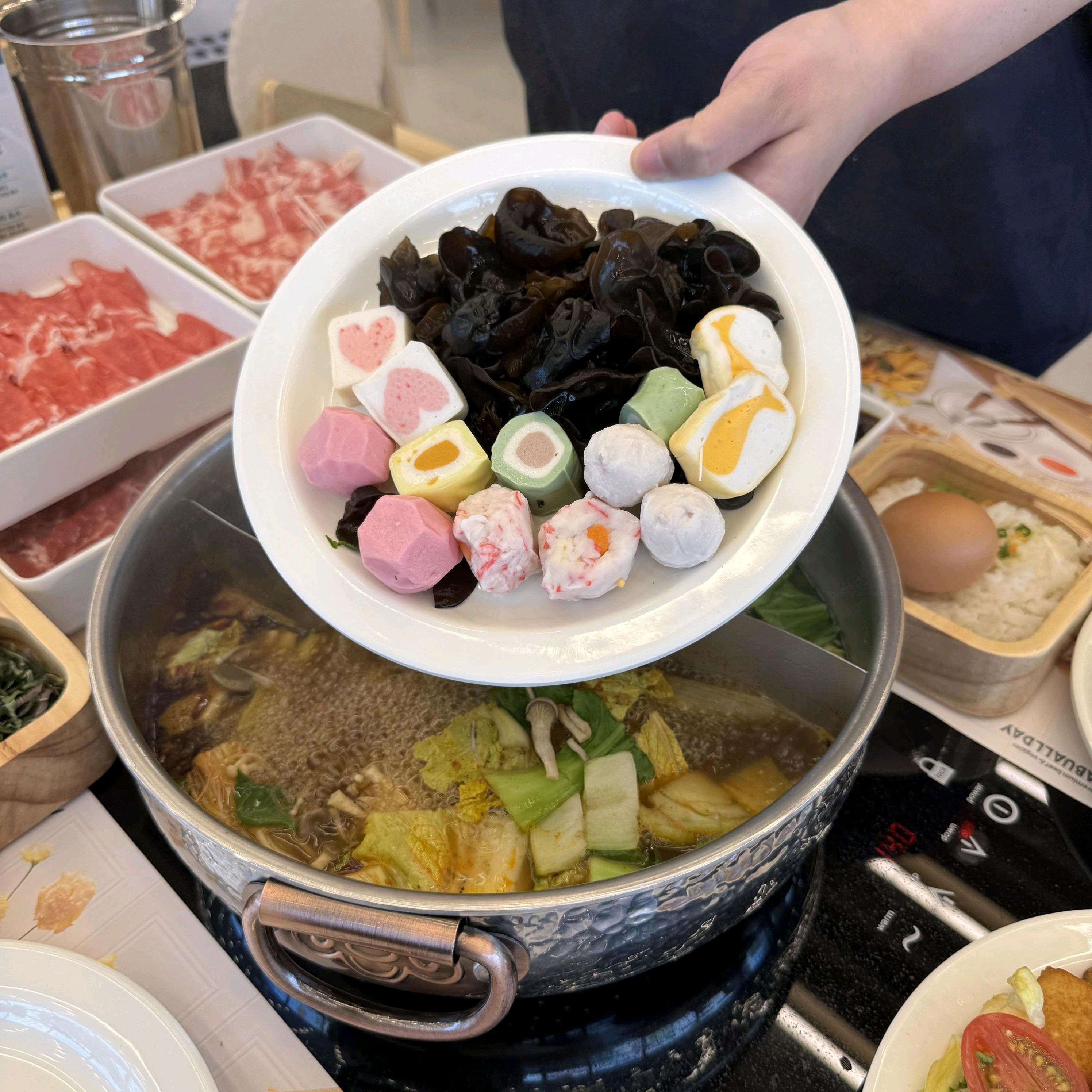 만족스러운 샤브샤브 식사였어요 소고기의 맛이 일반 곳과는 확실히 달랐으며 월남쌈과 샐러드바