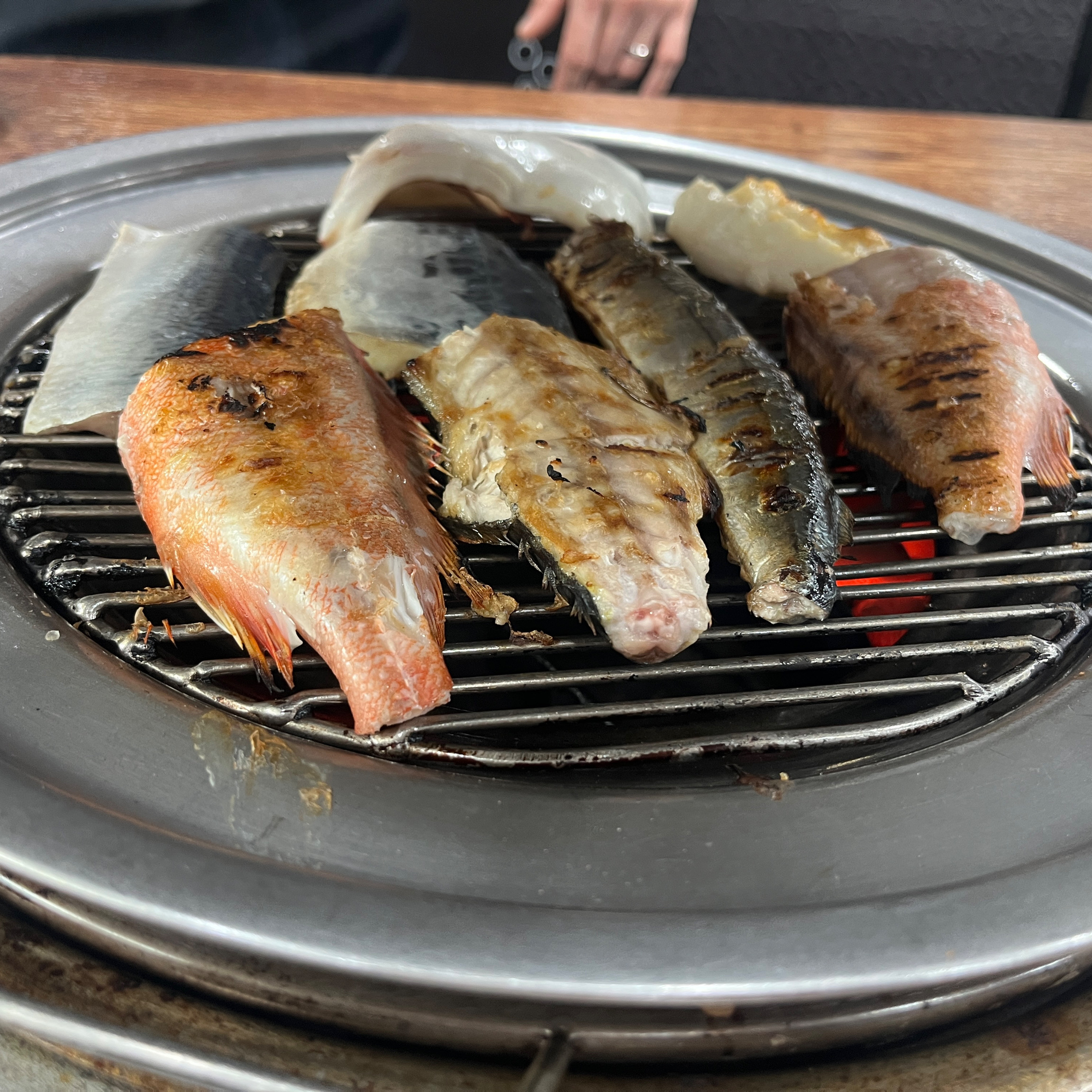 생선을 가장 맛있고 먹기 좋은 상태로 숯불에 직접 구워주세요. 숯불 생선구이집 치고는 덜한