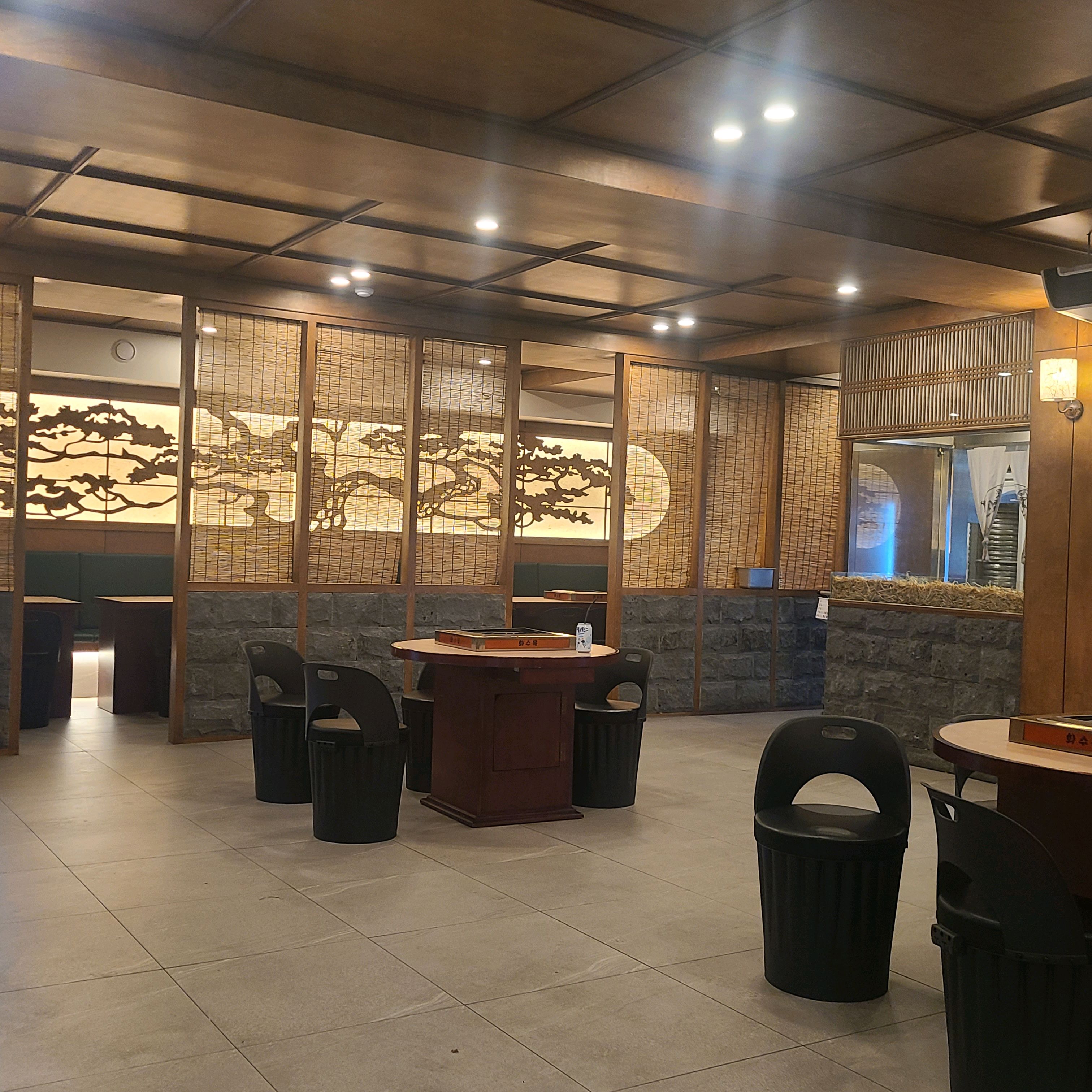 공항 가기 전에 저녁 식사힐서 찾아왔어요~ 인테리어도 멋지고 고기도 정말 맛있습니다. 밑반