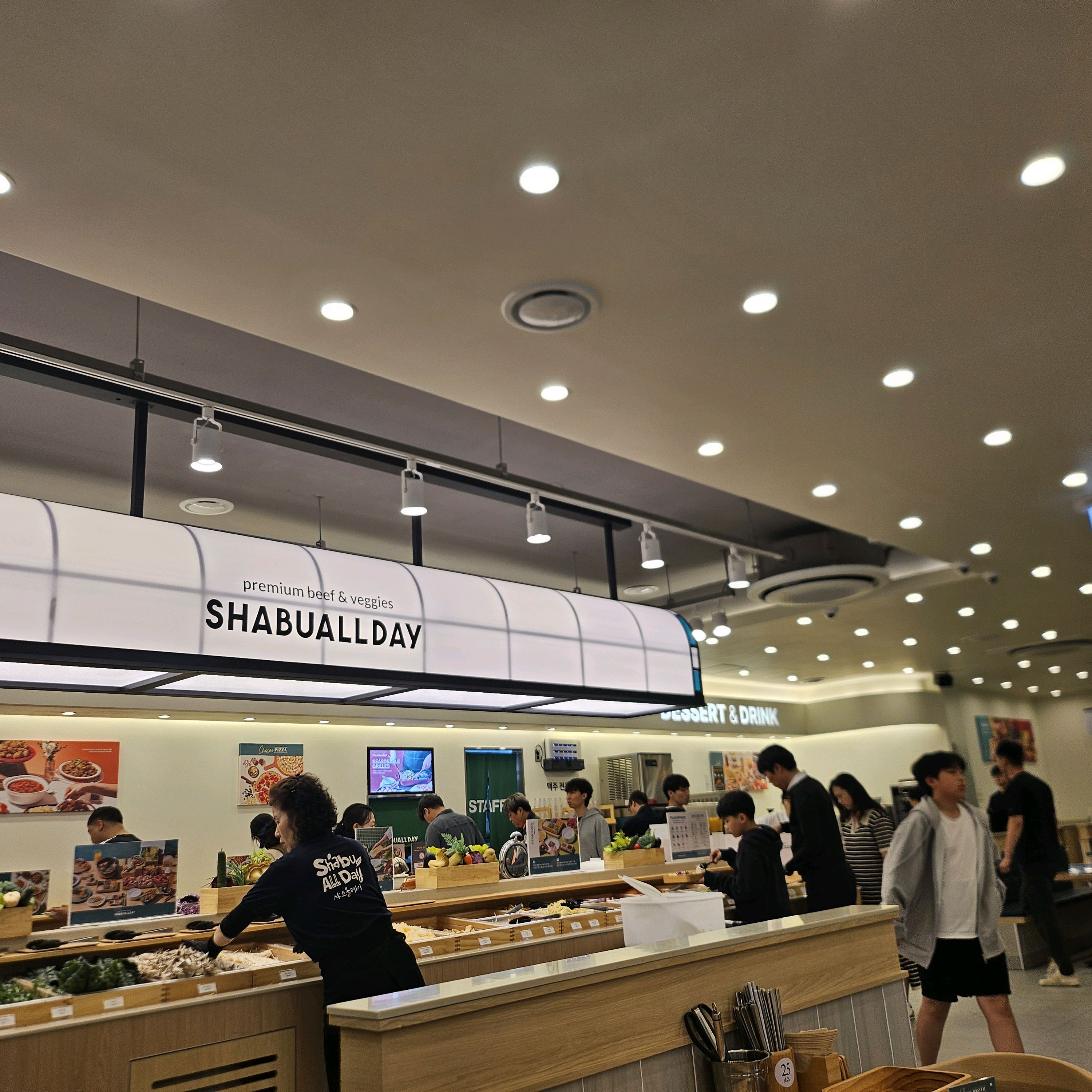 넓고 샐러드바 무한 제공 너무 조아요~~항상 애용한답니다 - 부산 화명동 맛집 샤브올데이 부산화명점