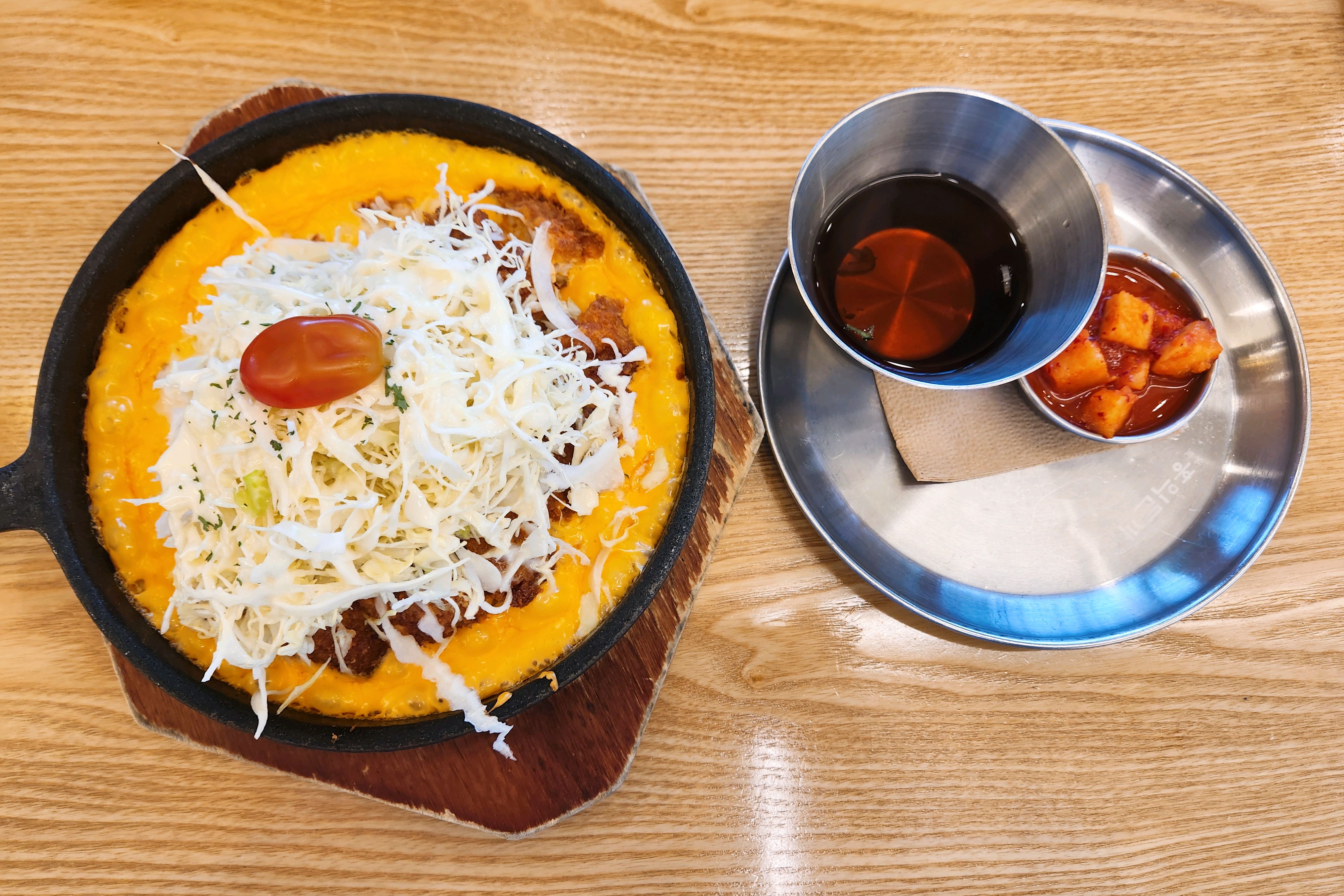 더블치즈돈까스 14,000원 이쁜메뉴네요. 특이하고 맛있어요. 소스 따로 더 뿌리면 더 존