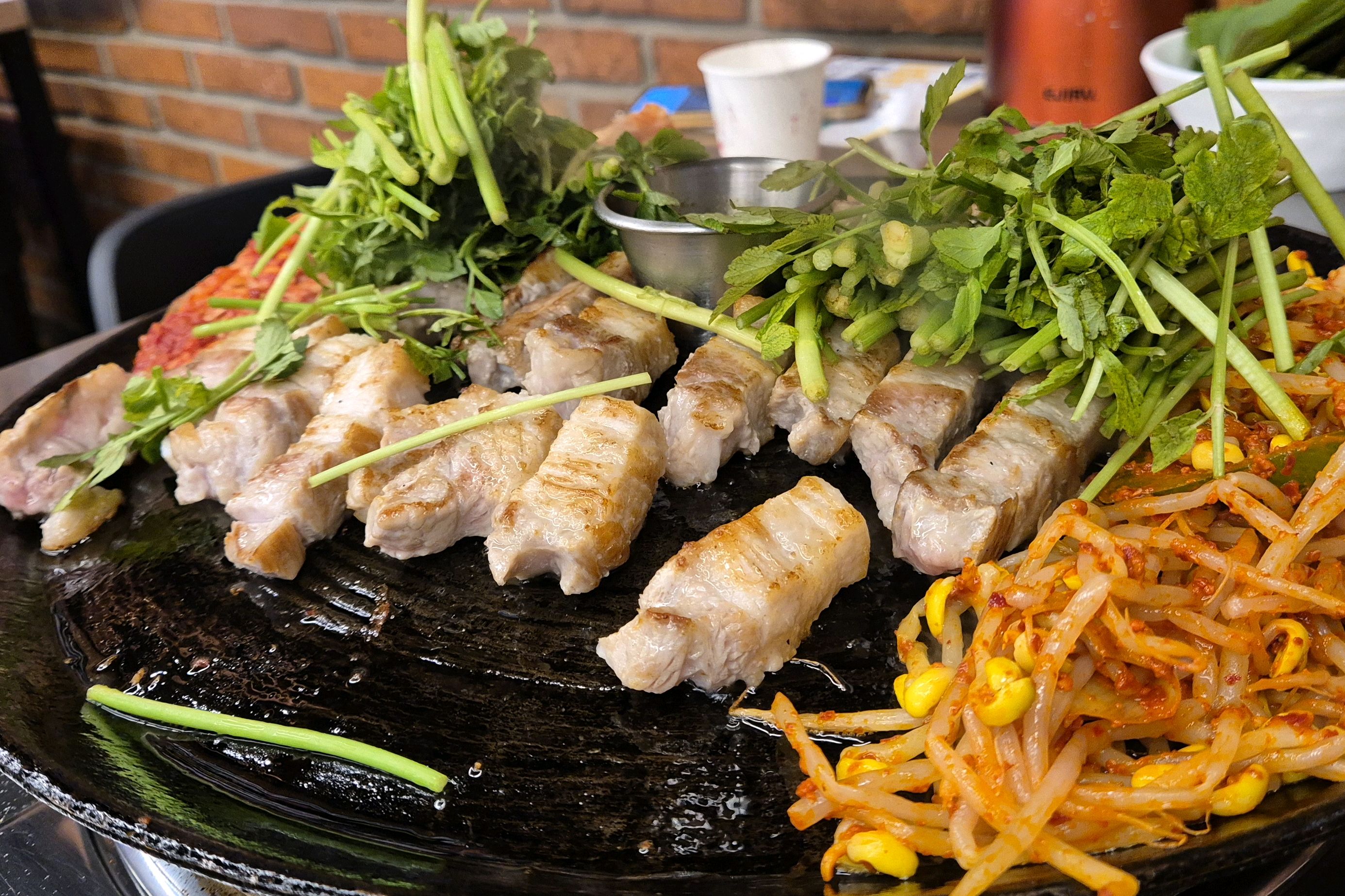 솥뚜껑에 초벌에 잘라주는것까지 제 스탈입니다😁 - 불당동 맛집 할매솥뚜껑삼겹살 천안불당점