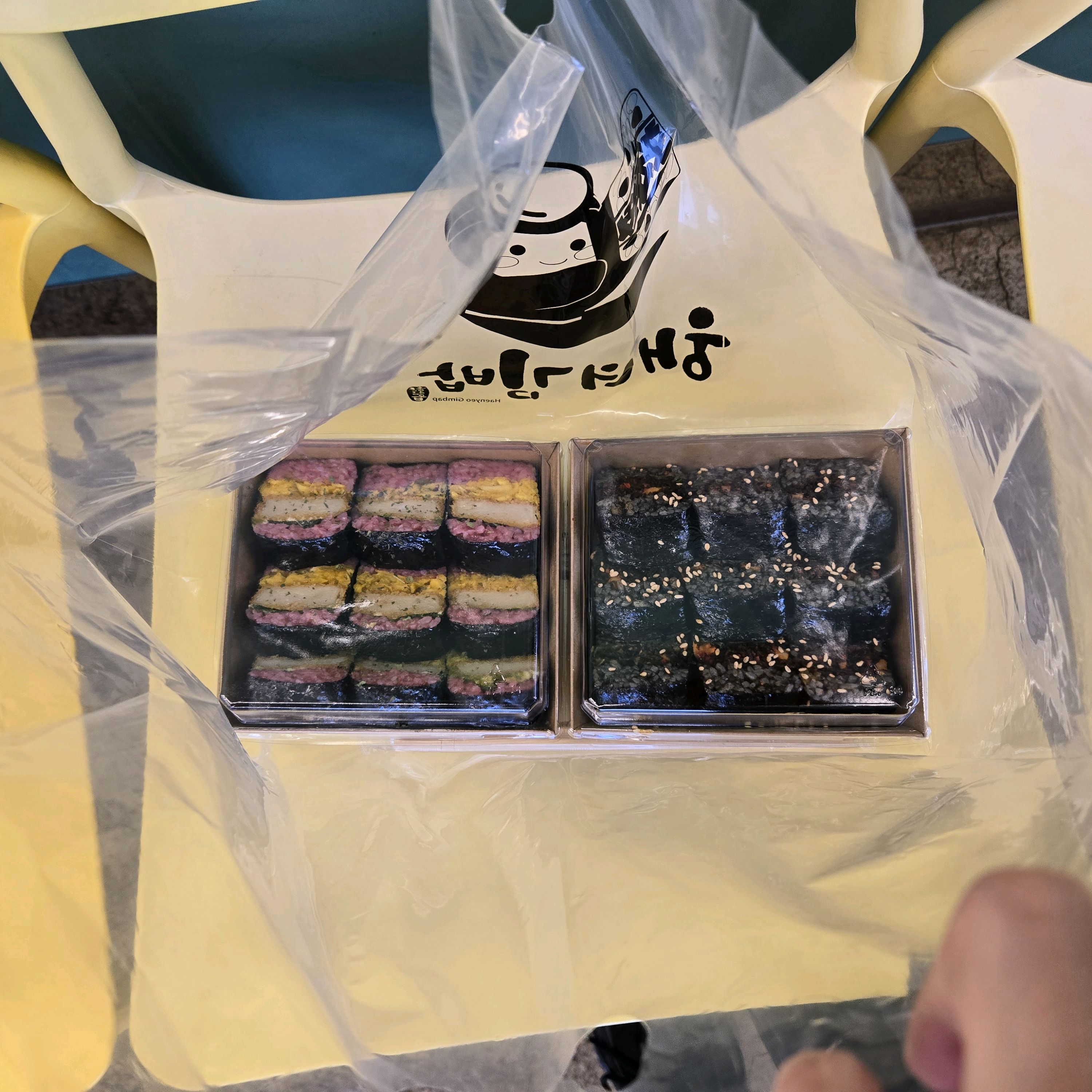 해녀김밥을 추천받아서 해녀김밥과 딱새우김밥을 주문했는데 제 입엔 딱새우김밥이 더 맛있어요.