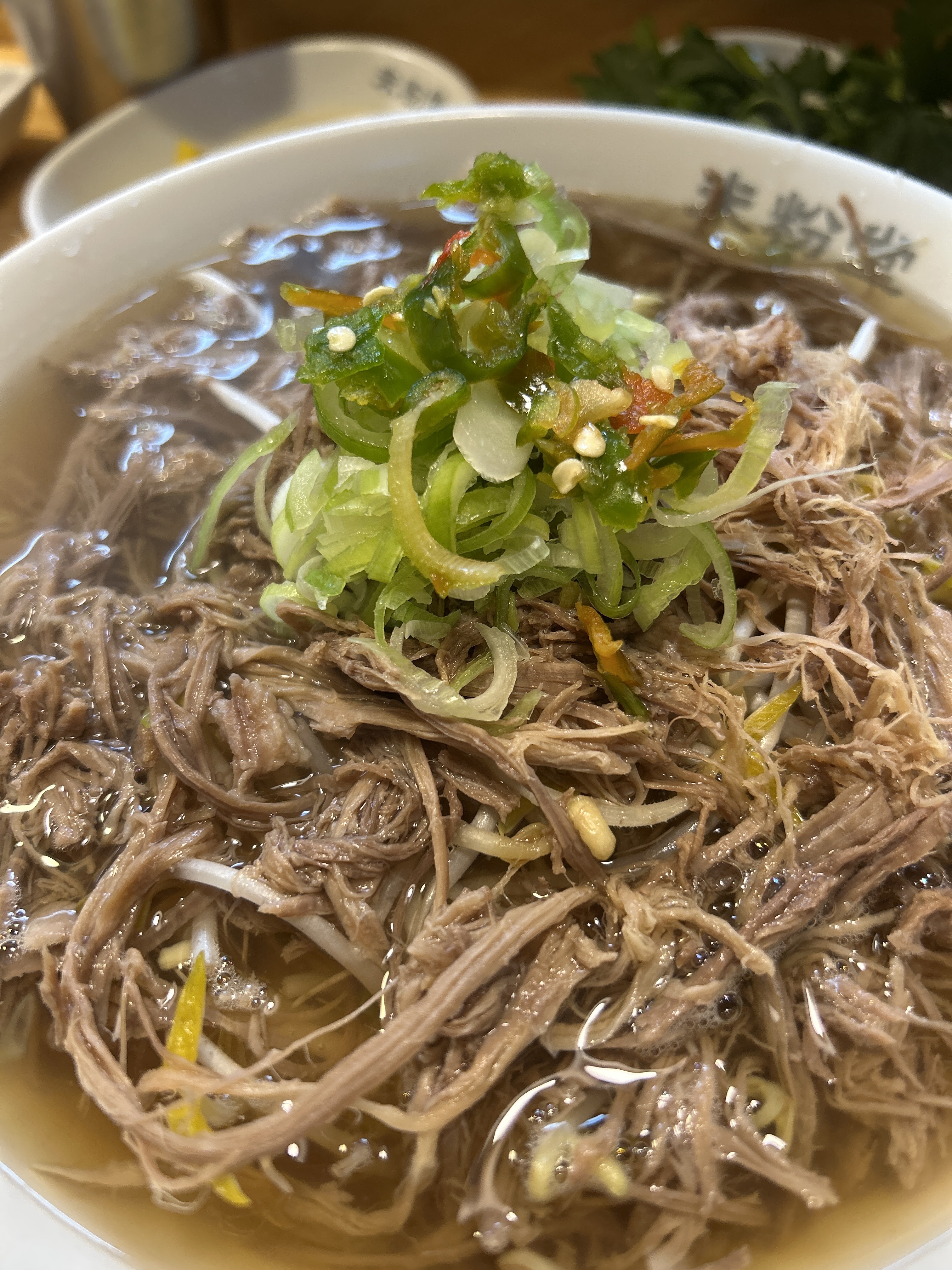 국물이 진국입니다. 고수는 별도로 요창하면 줍니다. 따뜻하고 맛있는 쌀국수 먹고 싶으면 강