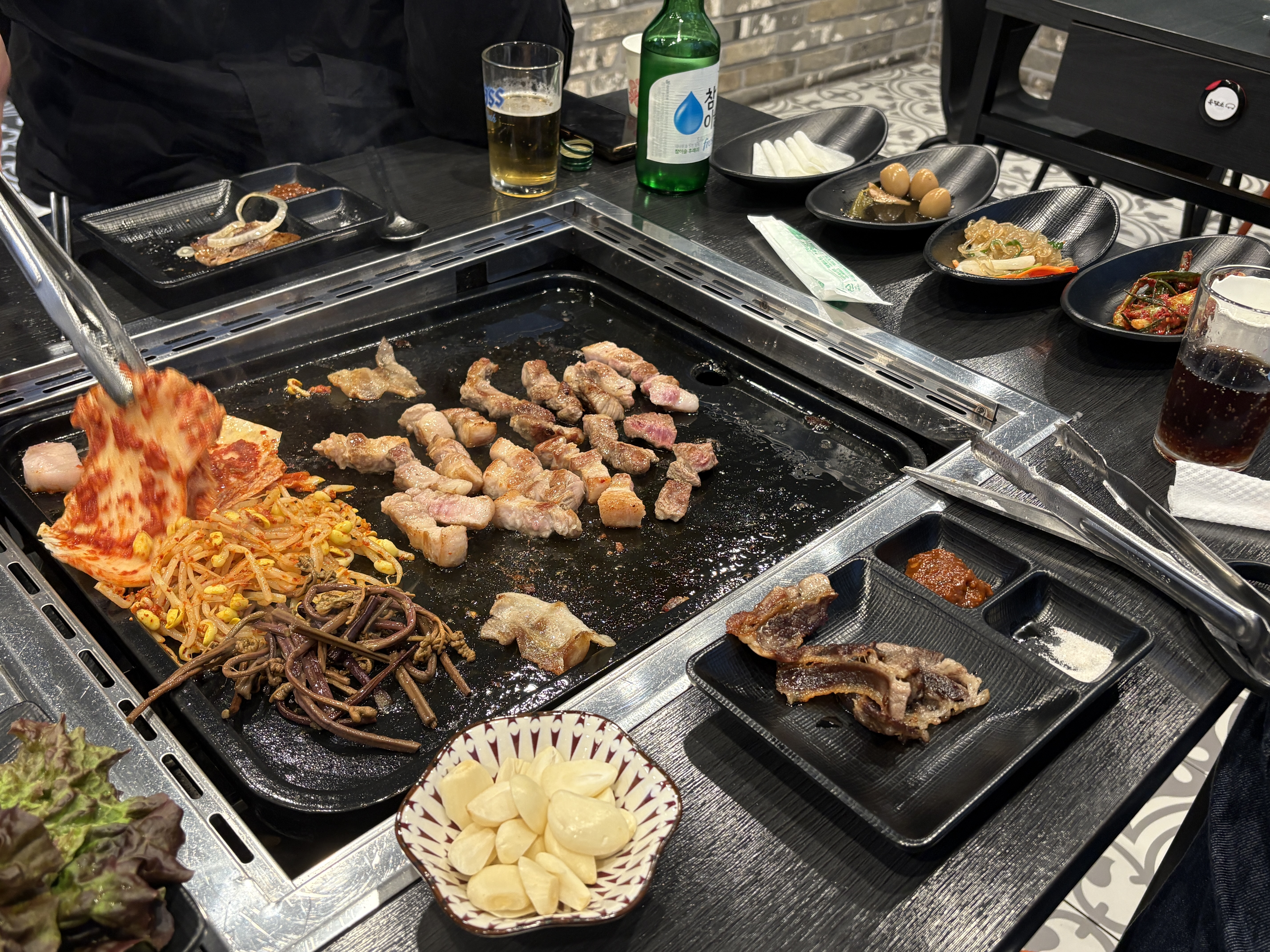 공간이 넓직하고 불판도 커서 여럿이서 다양한 고기종류를 구워먹을수있는게 큰 장점이에요! - 경포대 맛집 육담소