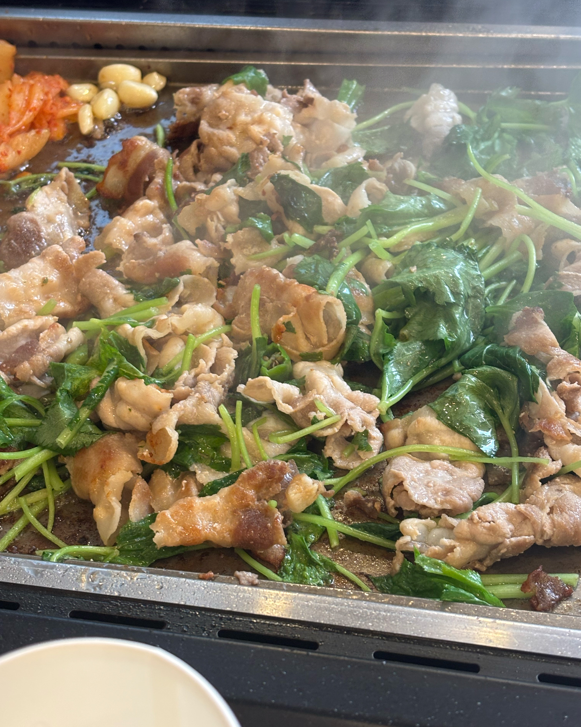 참나물이랑 고기랑 잘어울리고 맛있어요! 재방문 의사 있어요🥰🥹😍😍🥹 - 불당동 맛집 고기굽는철판집