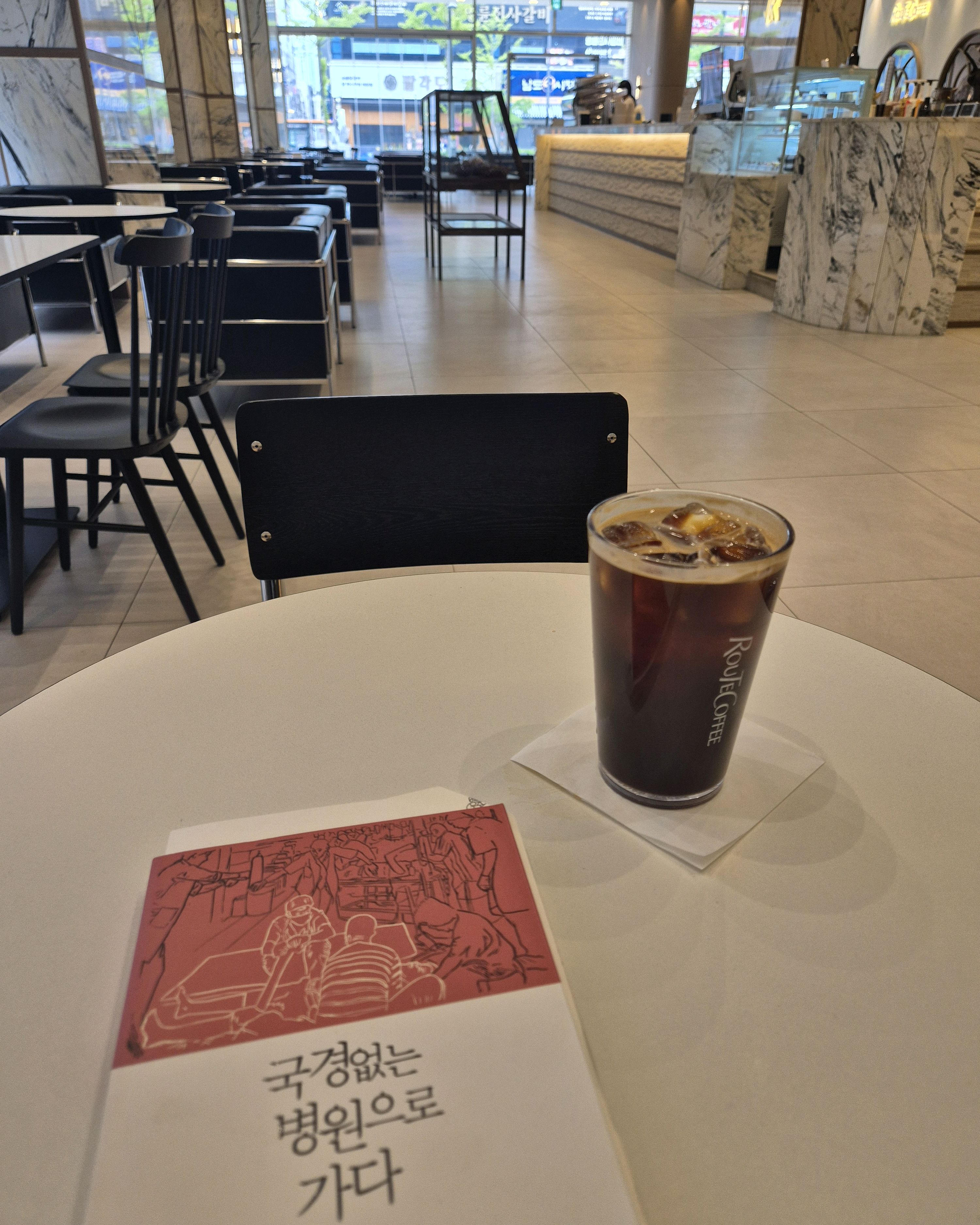 커피 맛있어요!!! 넓고 층고가 높아서 쾌적해요 :-) - 불당동 맛집 루트커피 신불당점