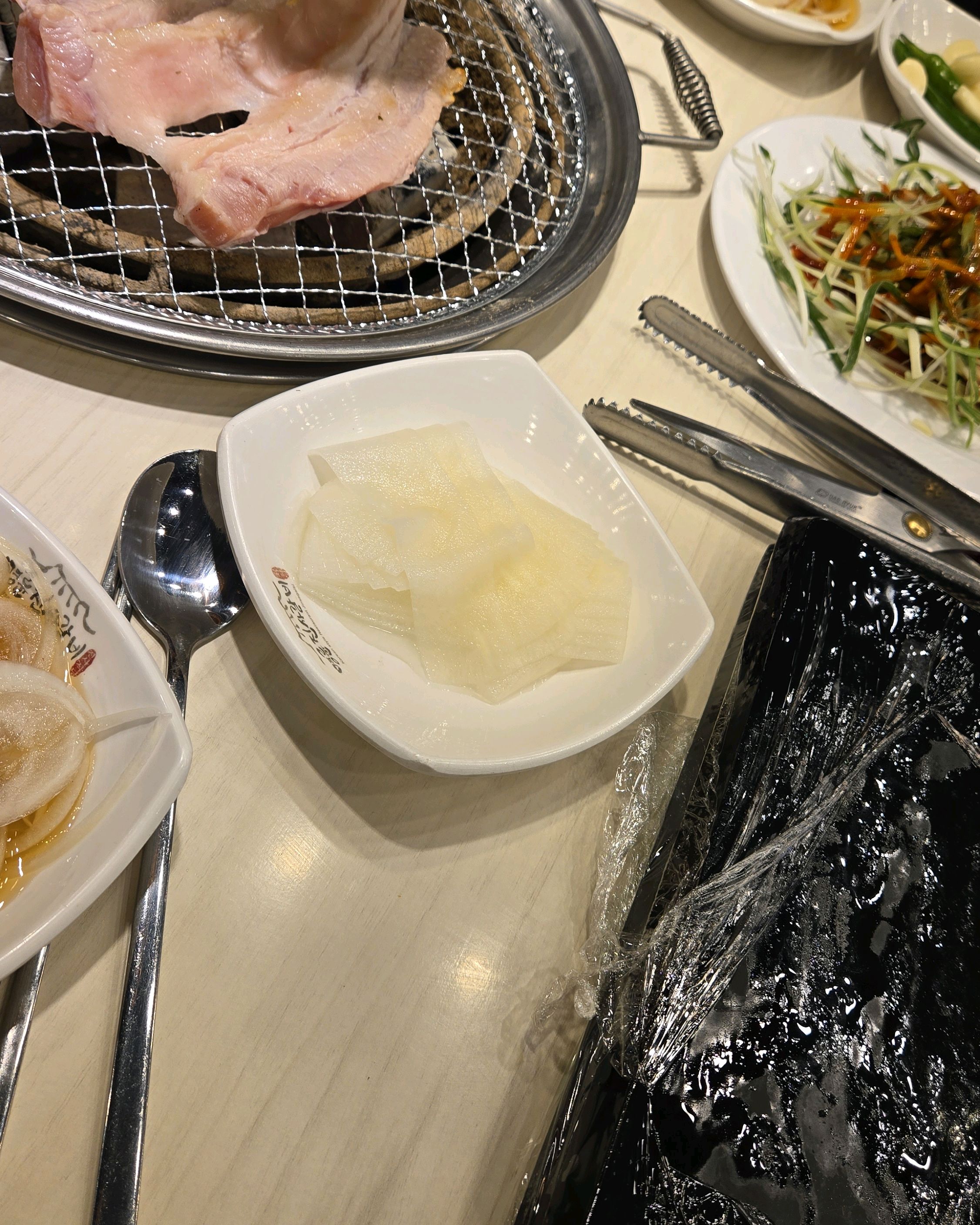 맛도 좋고 매장이 많이 넓어서 편하게 먹었습니다! 고기도 괜찮고 무한리필이라서 많이 먹었습