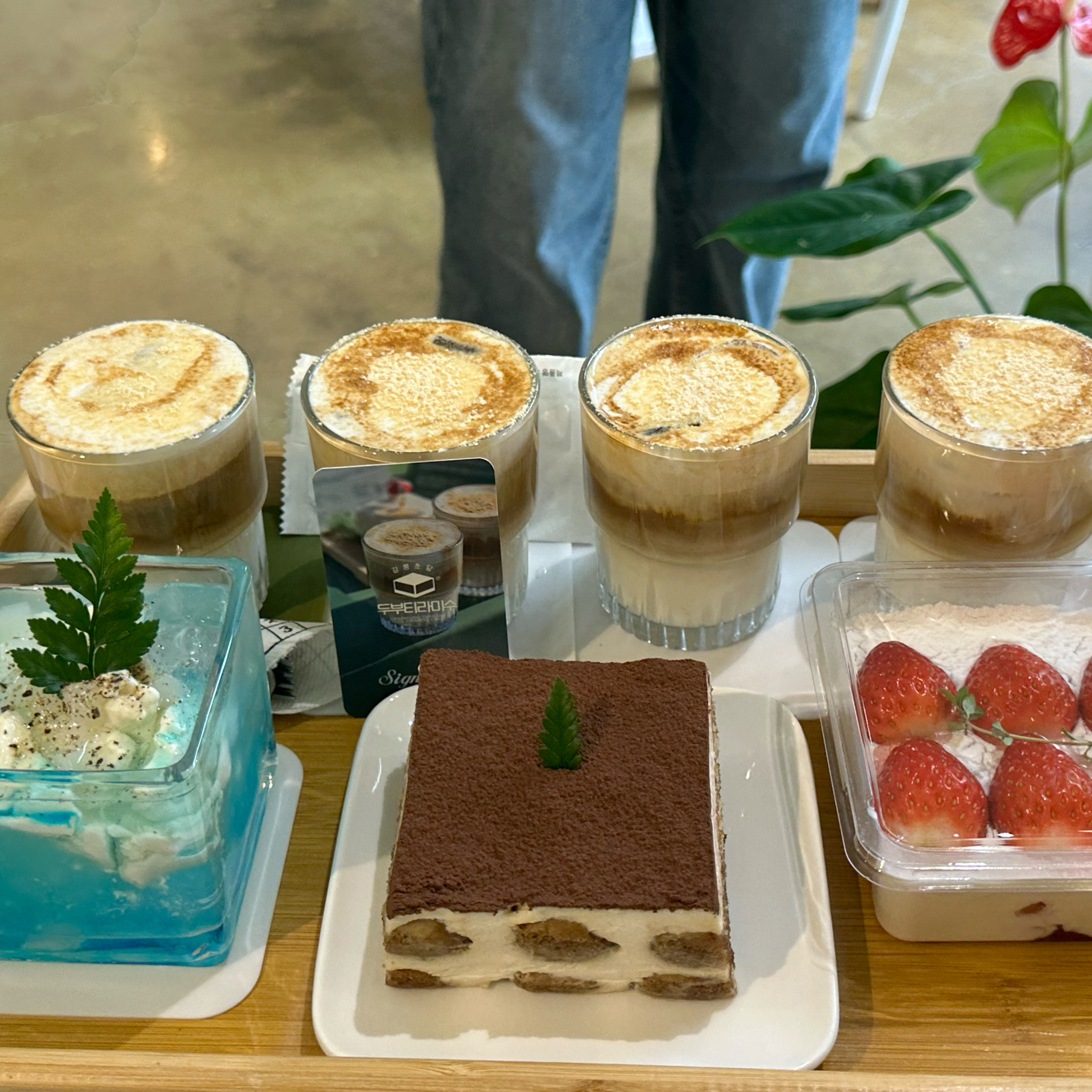 두부크림라떼랑 두부 티라미수 다 너무 맛있어요!!! 두부 맛이 강하게 날 줄 알았는데 솔직