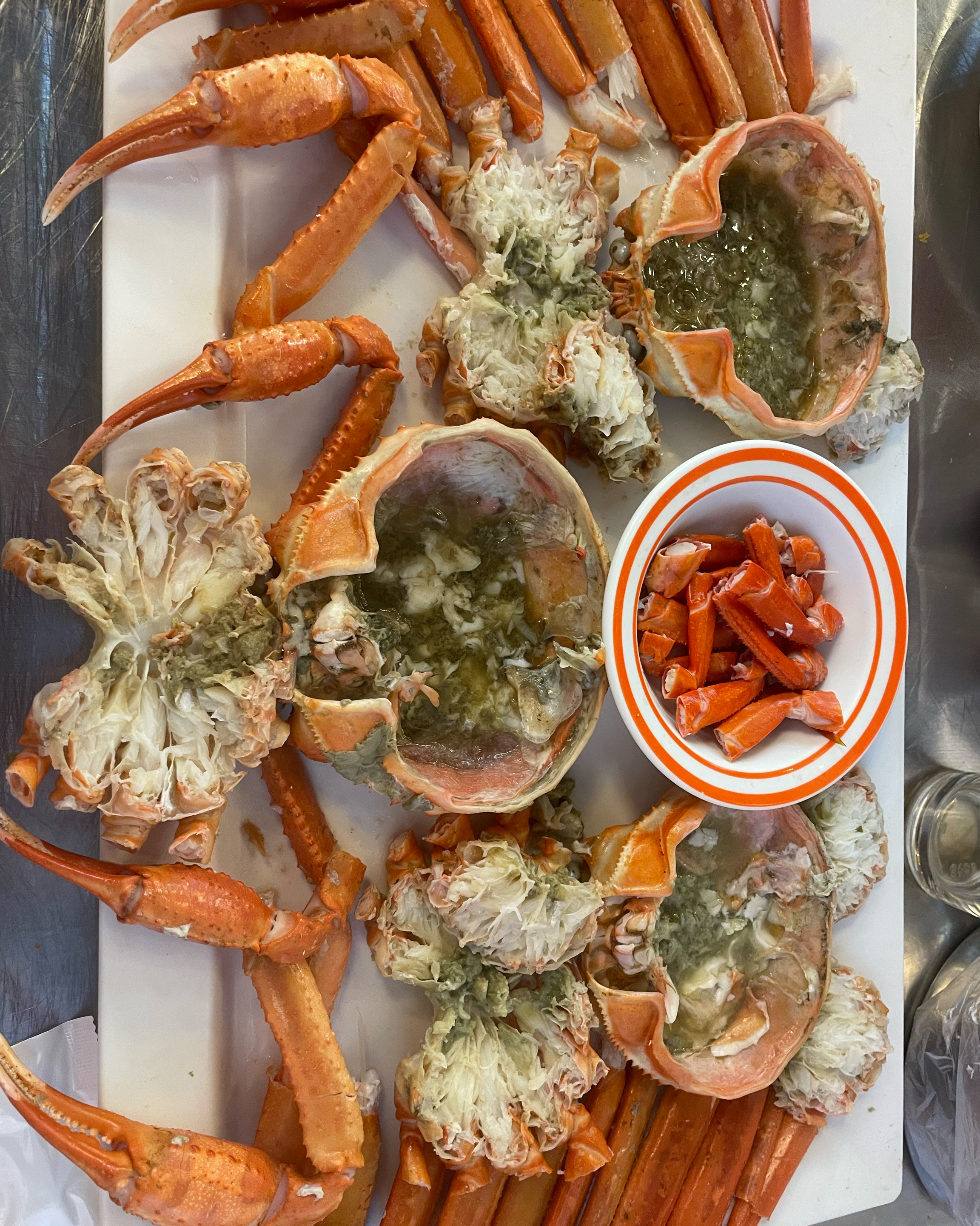 손질이 잘 되어있어서 먹기 편했고, 밑반찬이 많이 나와서 먹을만한 것들이 많았어요. 대기시