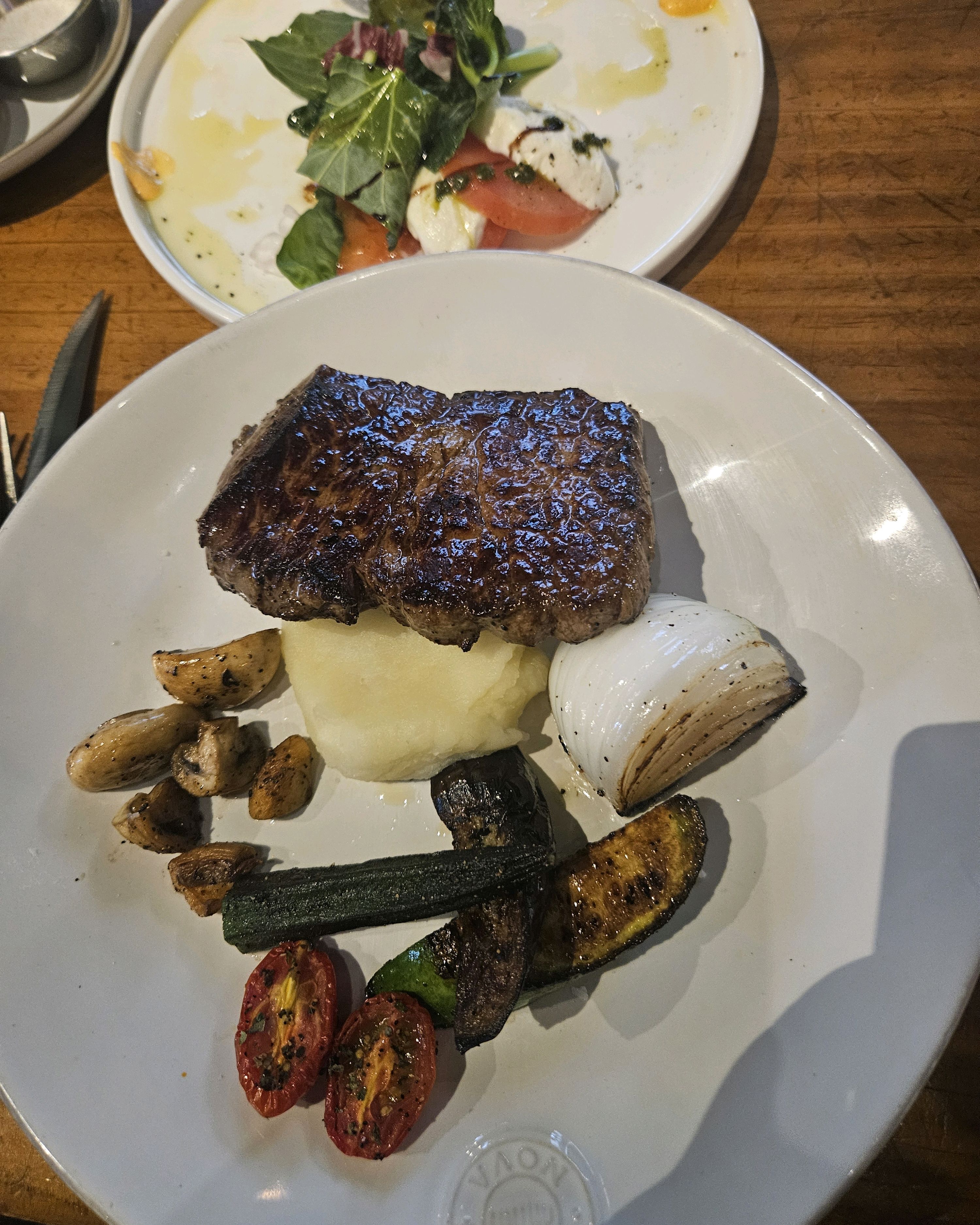 어린이날 맞아 온가족 외식 왔네요 친절히고 너무 맛있네요 가게도 너무  깔끔하고요 강추합니