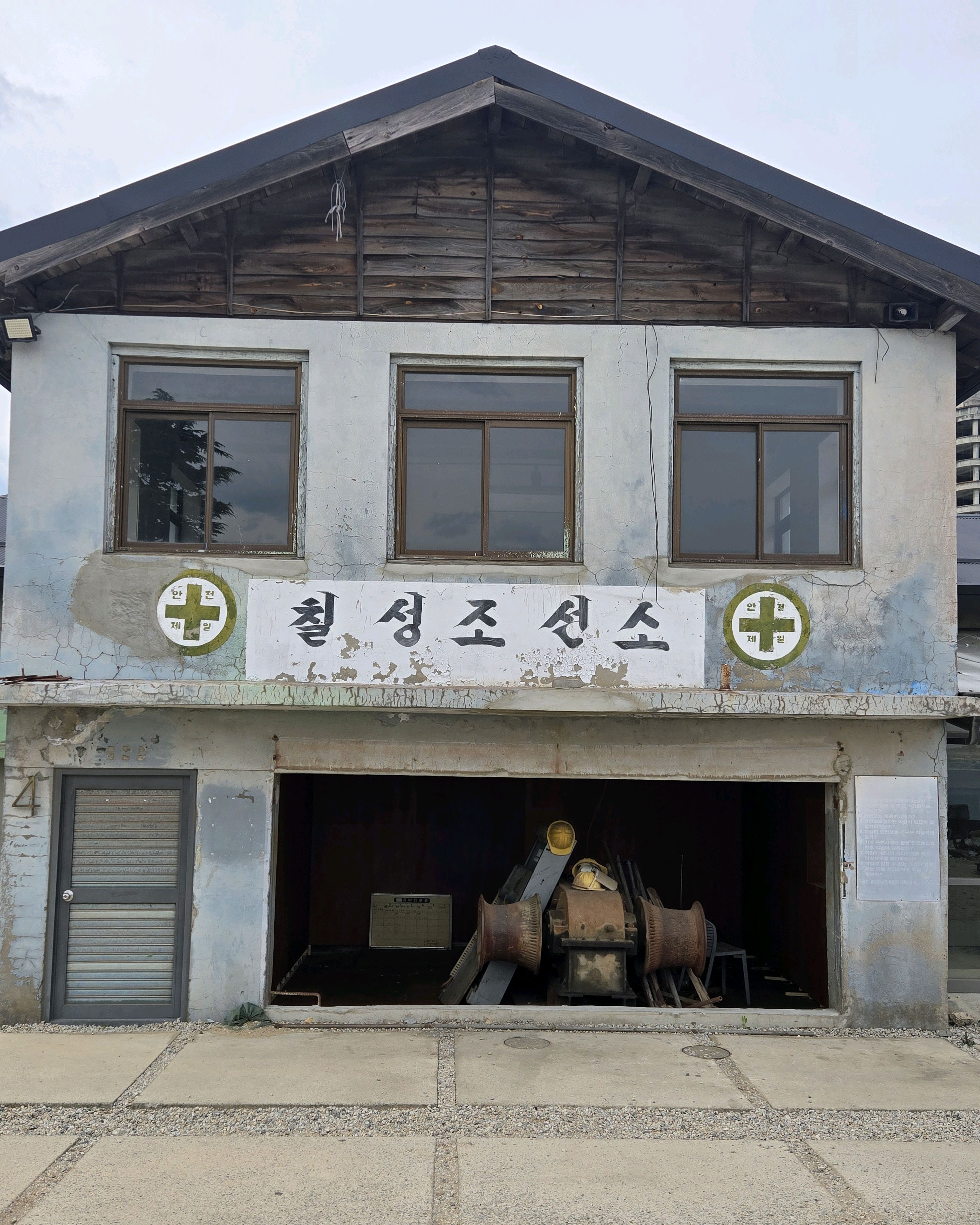 유명한 카페답게 앉을 자리도 없을 정도로 사람이 많았습니다. 겨우 자리나서 앉았는데 창밖으