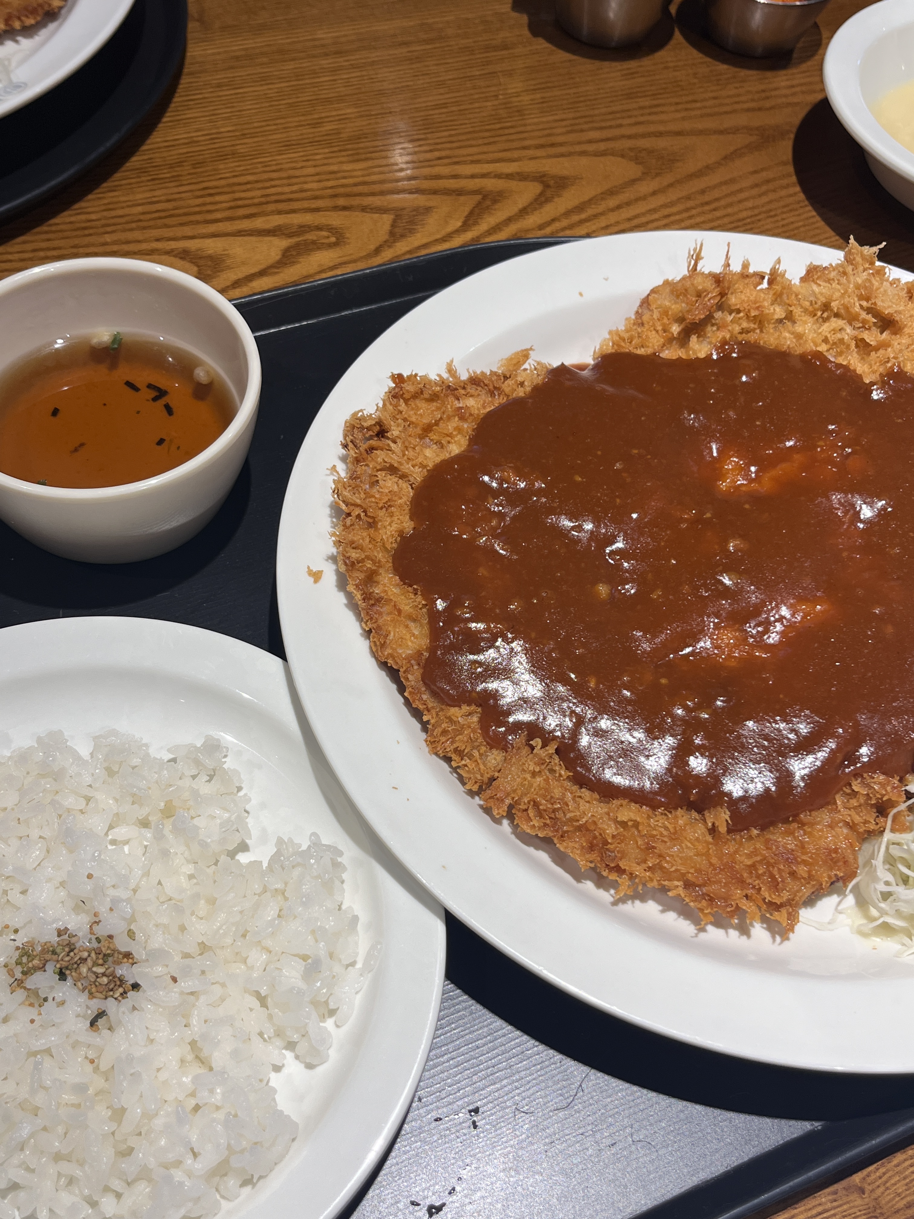 엄마랑 동생이랑 서울 여행 와서 들려봤는데 양도 많고 맛잇네용ㅎㅎ - 성수 맛집 홍익돈까스 성수직영점