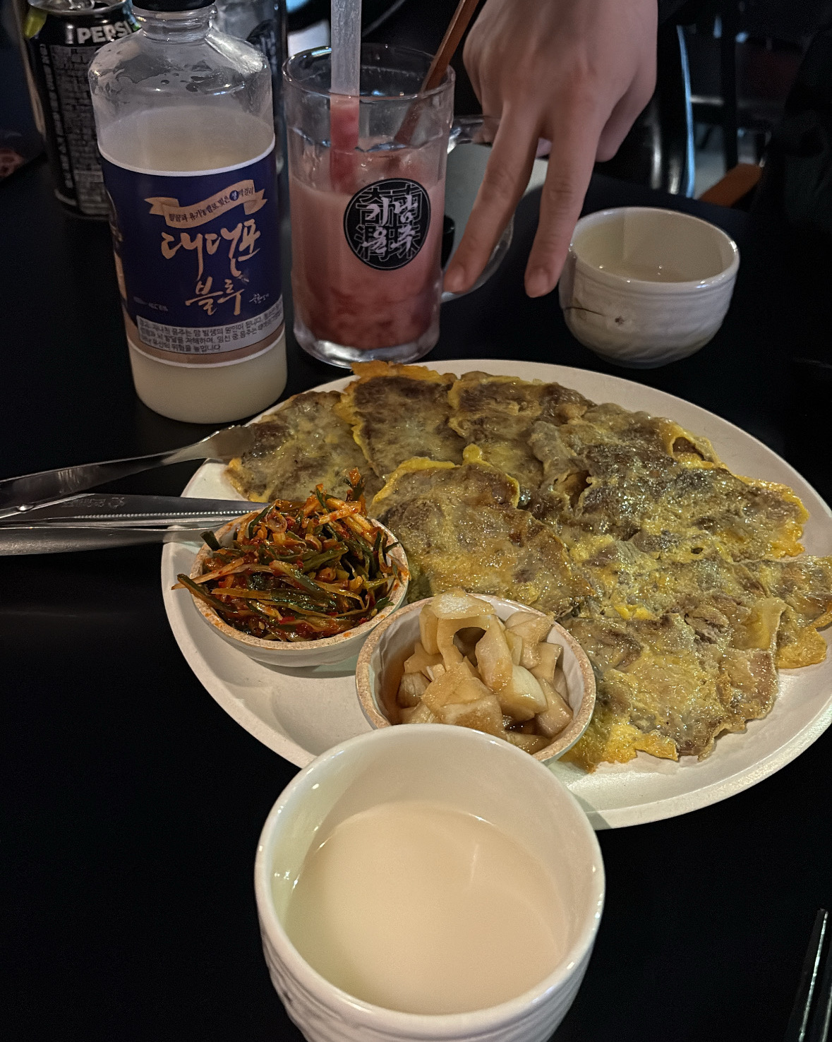 비오는날에 막걸리 생각나서 먹으러왔는데 술도 맛있고 안주도 맛있고 분위기도 너무 좋네용 맛