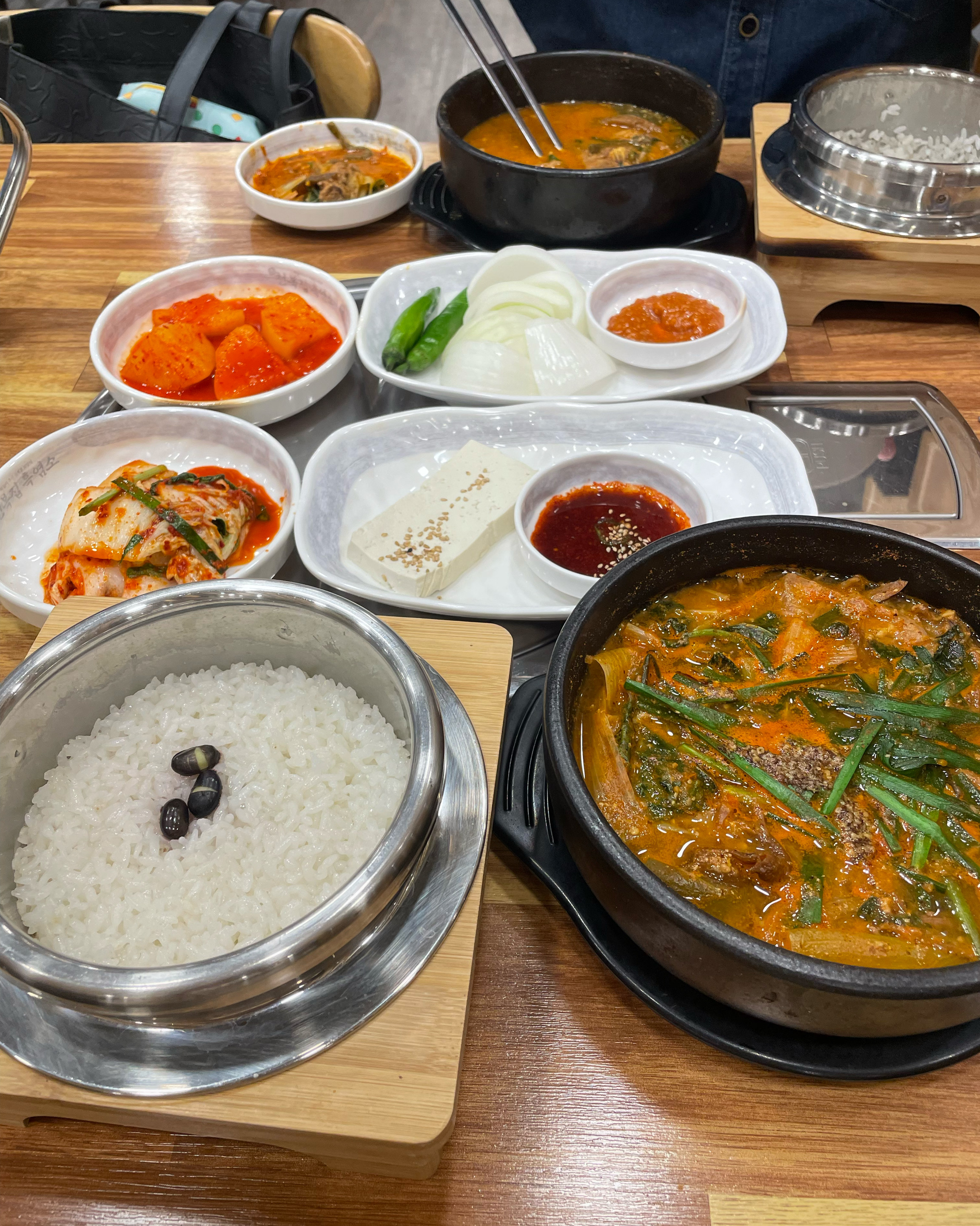 퇴근길 우연히 들렀던 장소인데 너무 맛나고 저렴하고 고기의 질도 좋아 단골이 되어버렸어요