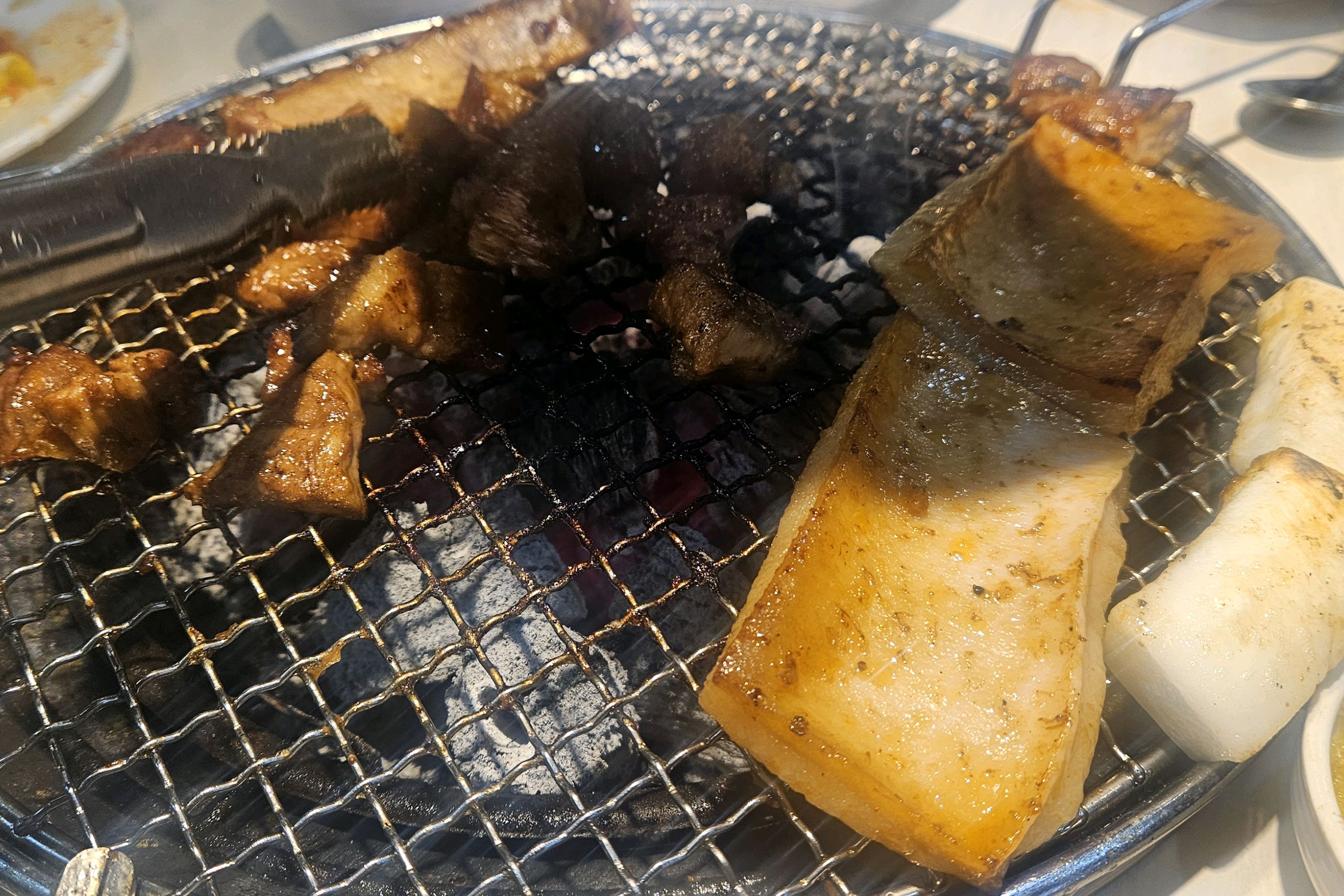 진짜 고기가 너무 맛있고 떡도 너무 쫄깃쫄깃하고 돼지껍데기는 환상입니다. - 인덕원 맛집 명륜진사갈비 안양인덕원점