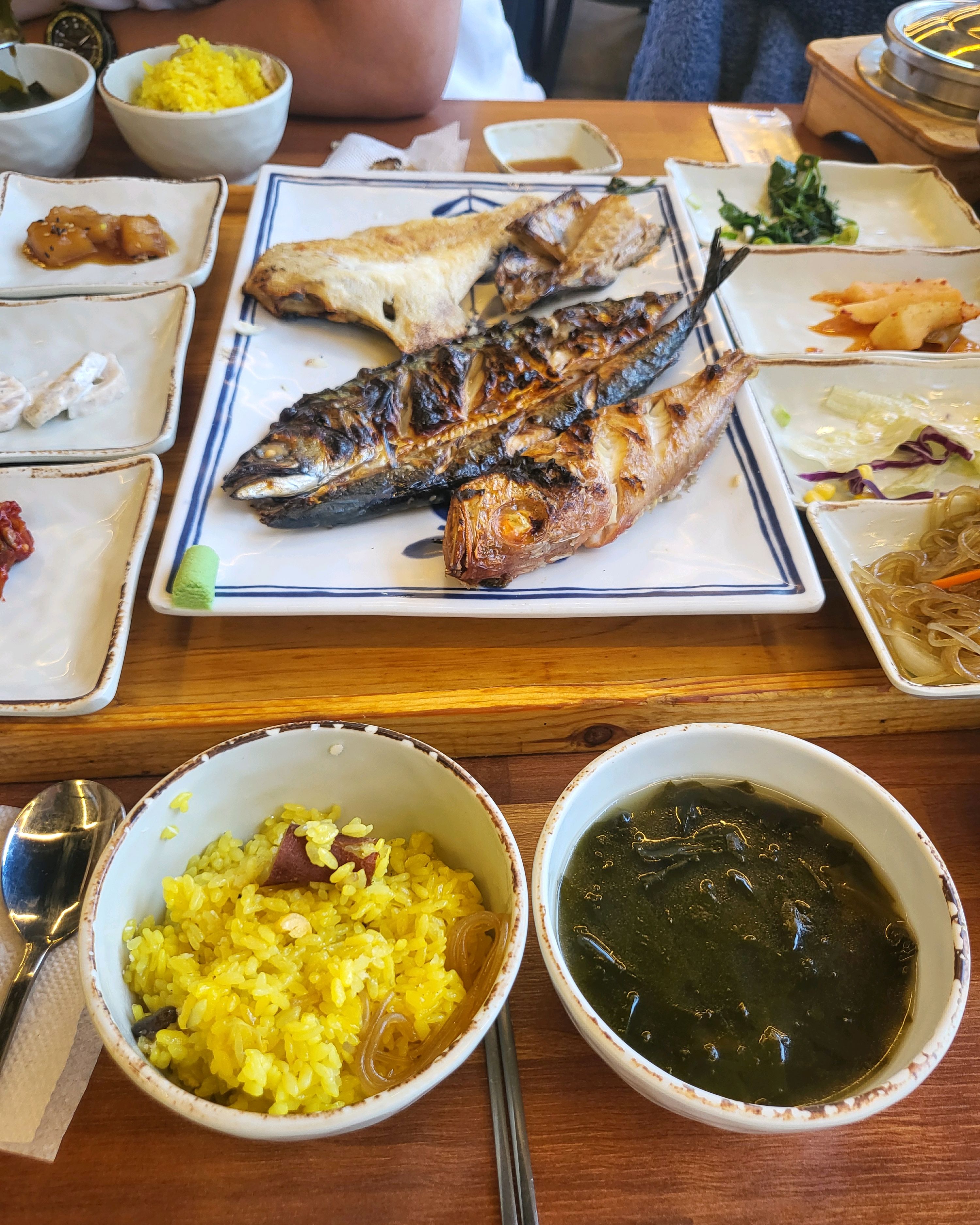 화덕에 구워 맛있는거 같아요. 사진보다 엄청 양이 많지는 않지만 둘이 먹기에 양이 적은건 