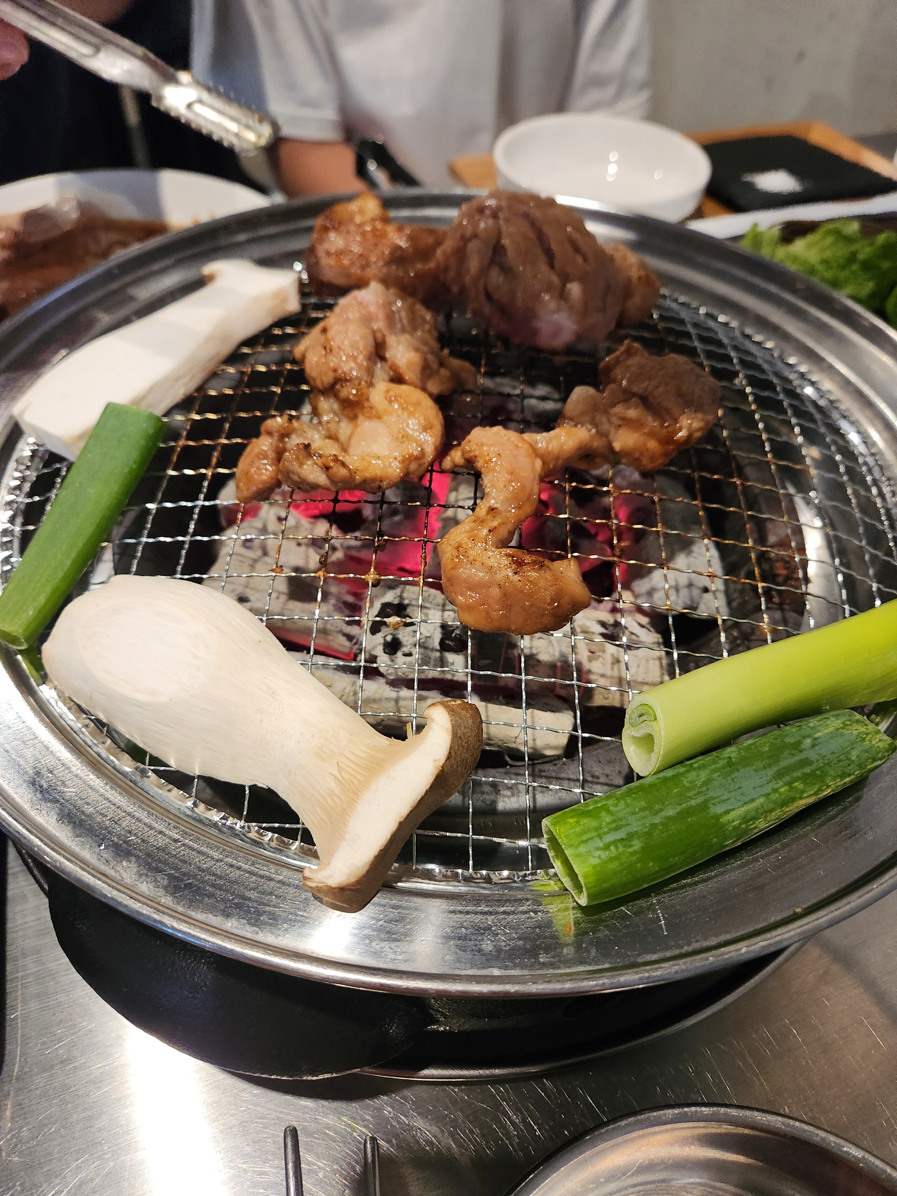 아이가 돼지갈비가 먹고 싶다해서 온 식당인데, 다른 메뉴들도 비싸지 않고 좋아보여요. 일단