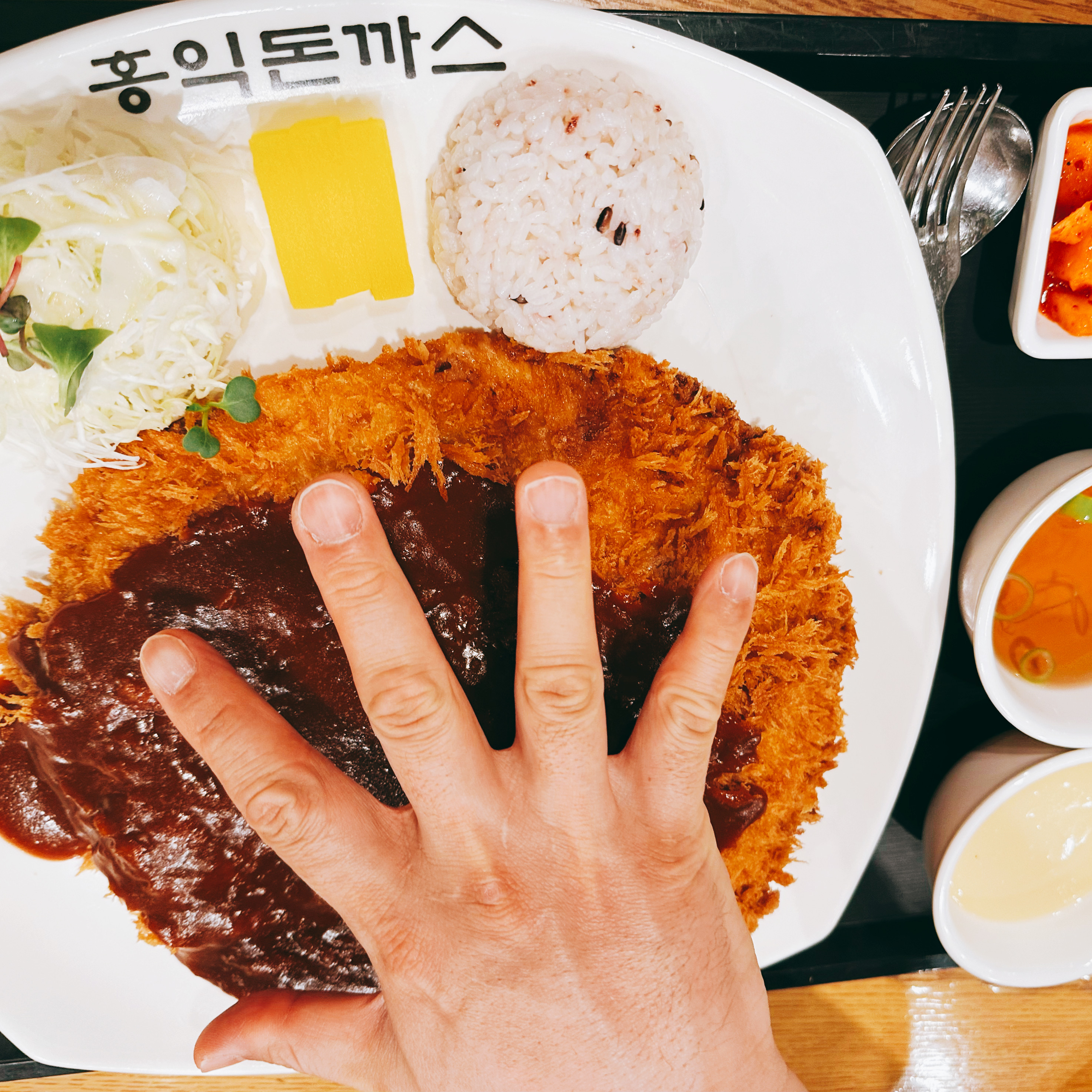홍익돈가스 역시 바삭하고 냄새안나고 소스가 최고예요~~비오는 날 먹으니 왜 더 맛있죠??