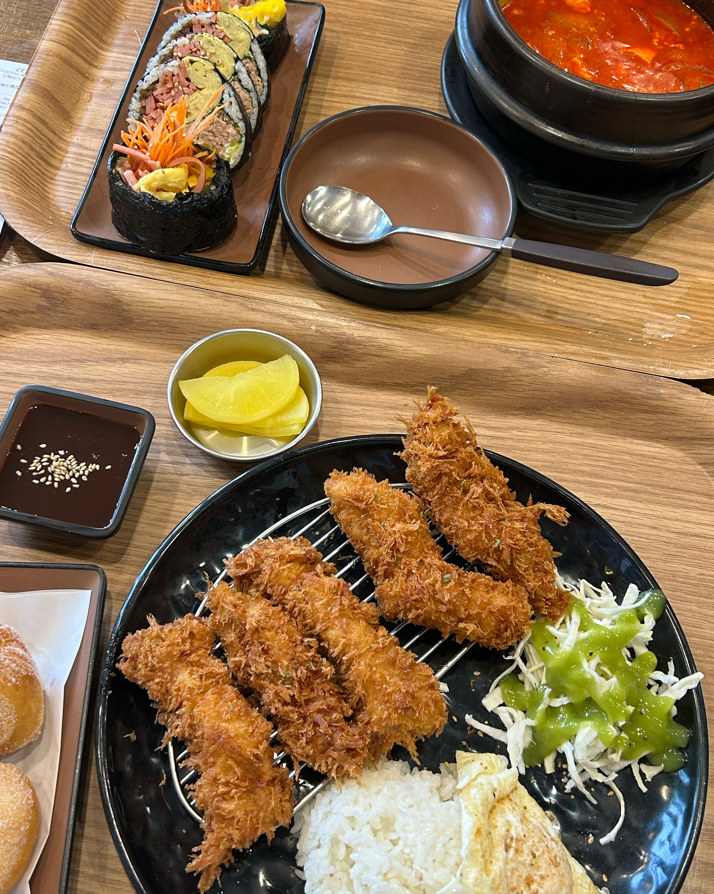 인천에서 유명한 김밥집이라 해서 와봤어요! 동네 맛집인지 손님도 끊임없이 들어오네요! 맛있