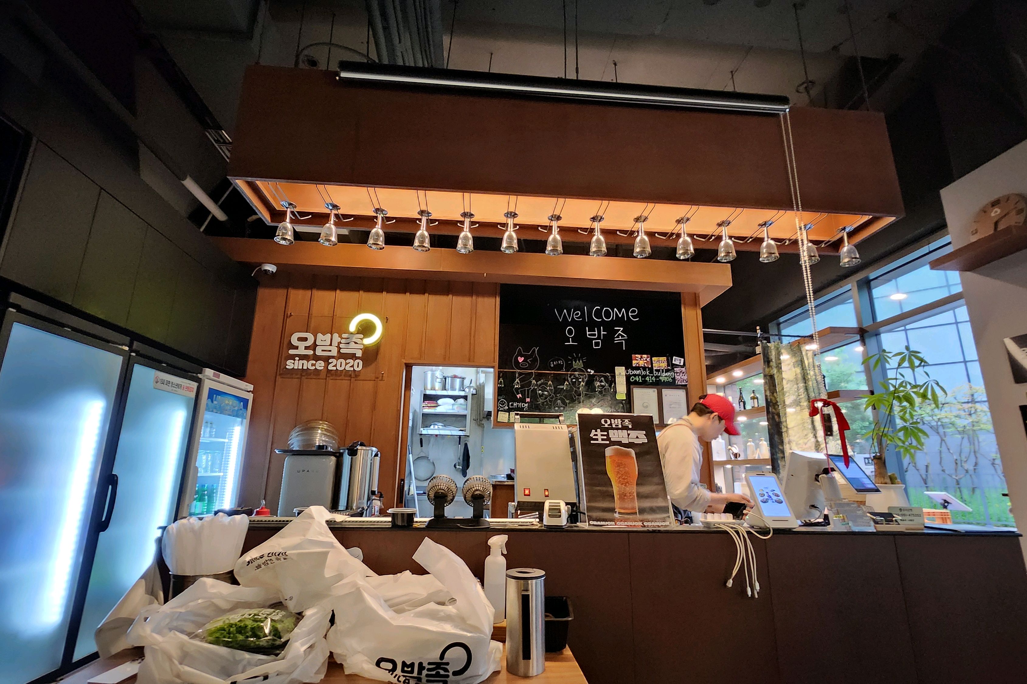 쫄깃쫄깃 족발 맛집이에요 분위기도 너무좋고 일하시는분들도 친절해서 좋은시간보냈습니다! - 불당동 맛집 오밤족 천안불당점