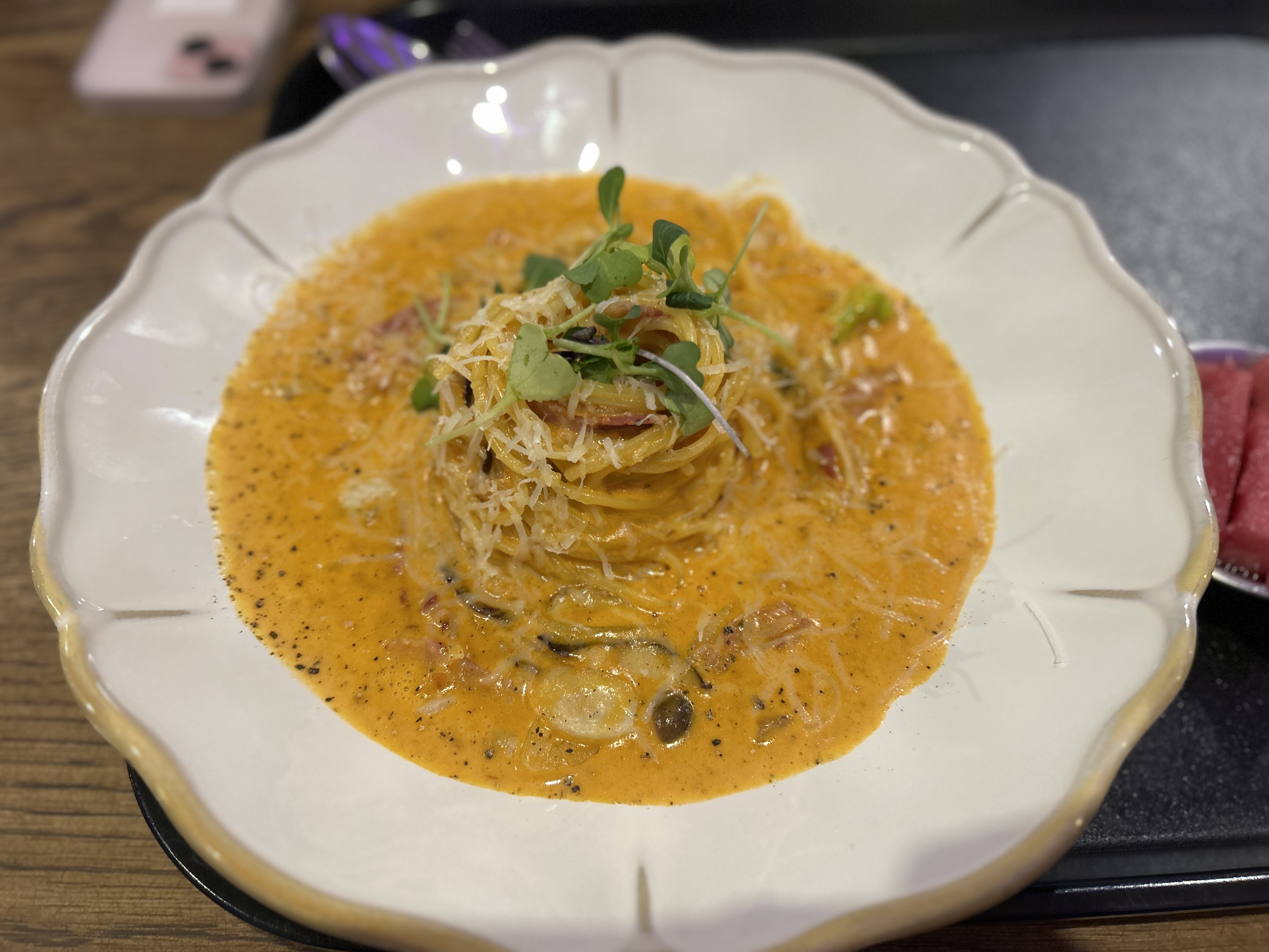 크리미한 로제 소스에 토마토의 산미와 크림이 잘 어우러져 입안 가득 풍미가 퍼졌어요. 적절