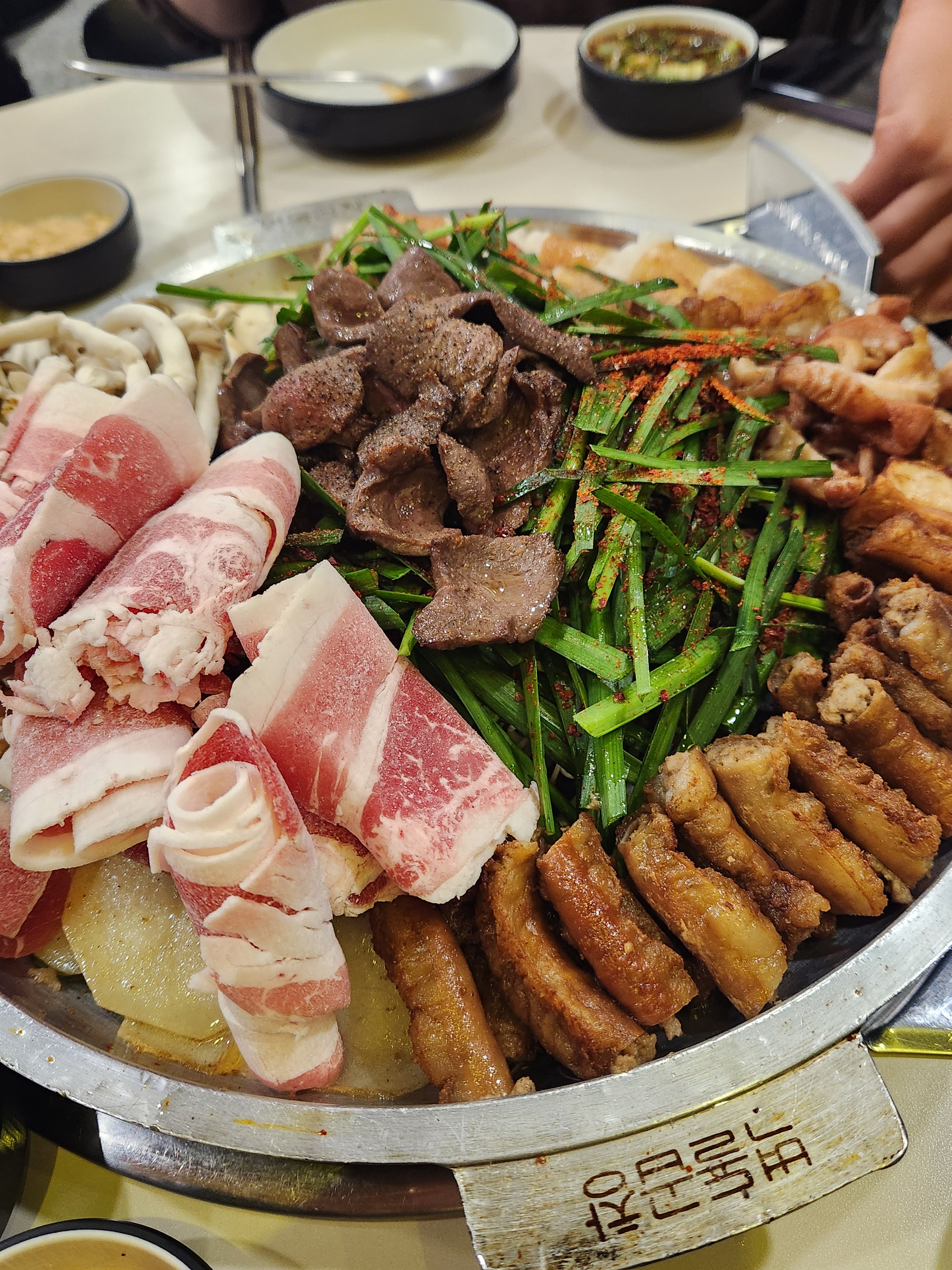 기본으로 주는 순두부찌개랑 육회도 너무 맛있고 곱창 대창 막창 끝내줍니다. 직원분들이 너무