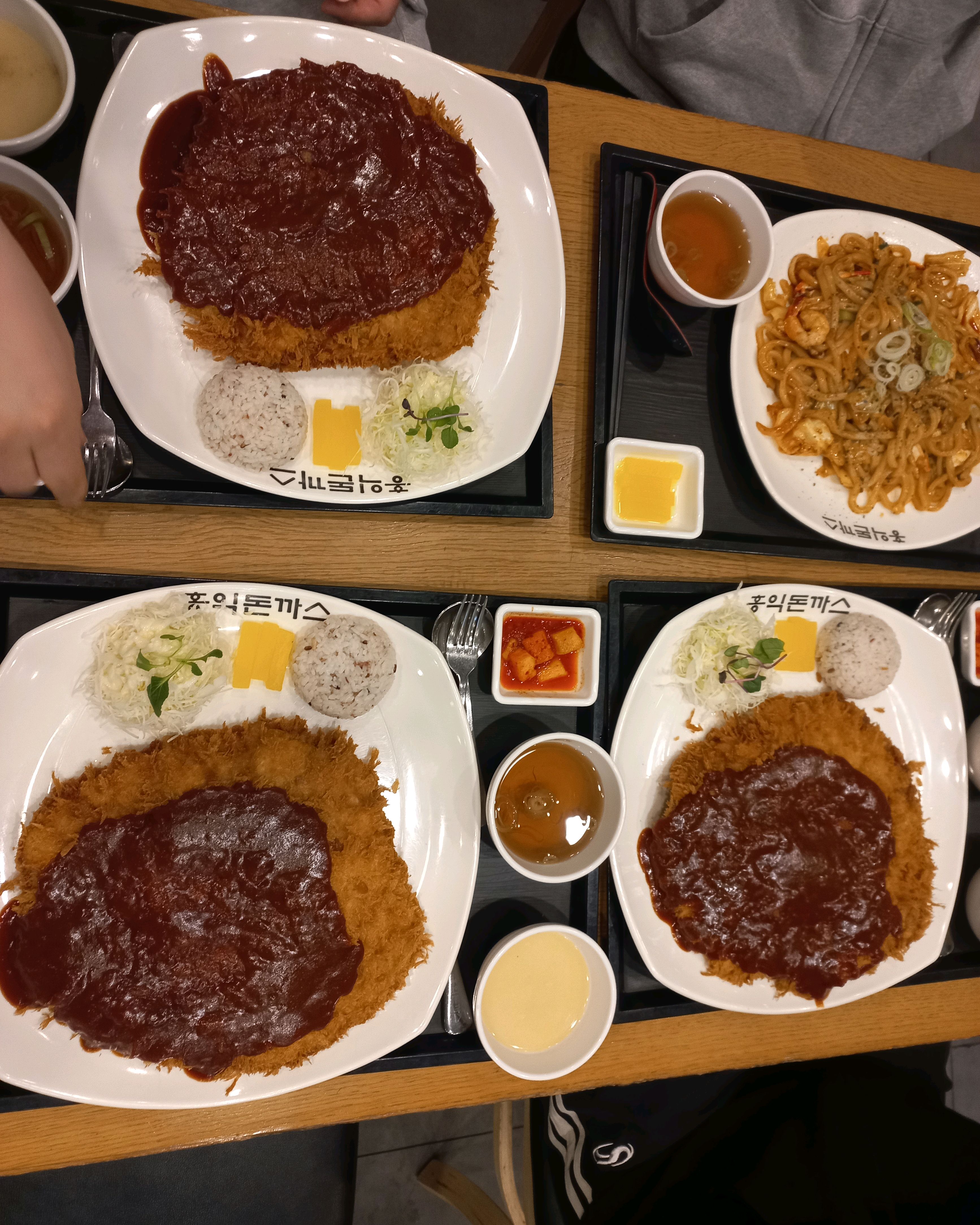음식이맛있고 양도많고.직원들도 - 구미 구평동 맛집 홍익돈까스 구미구평점