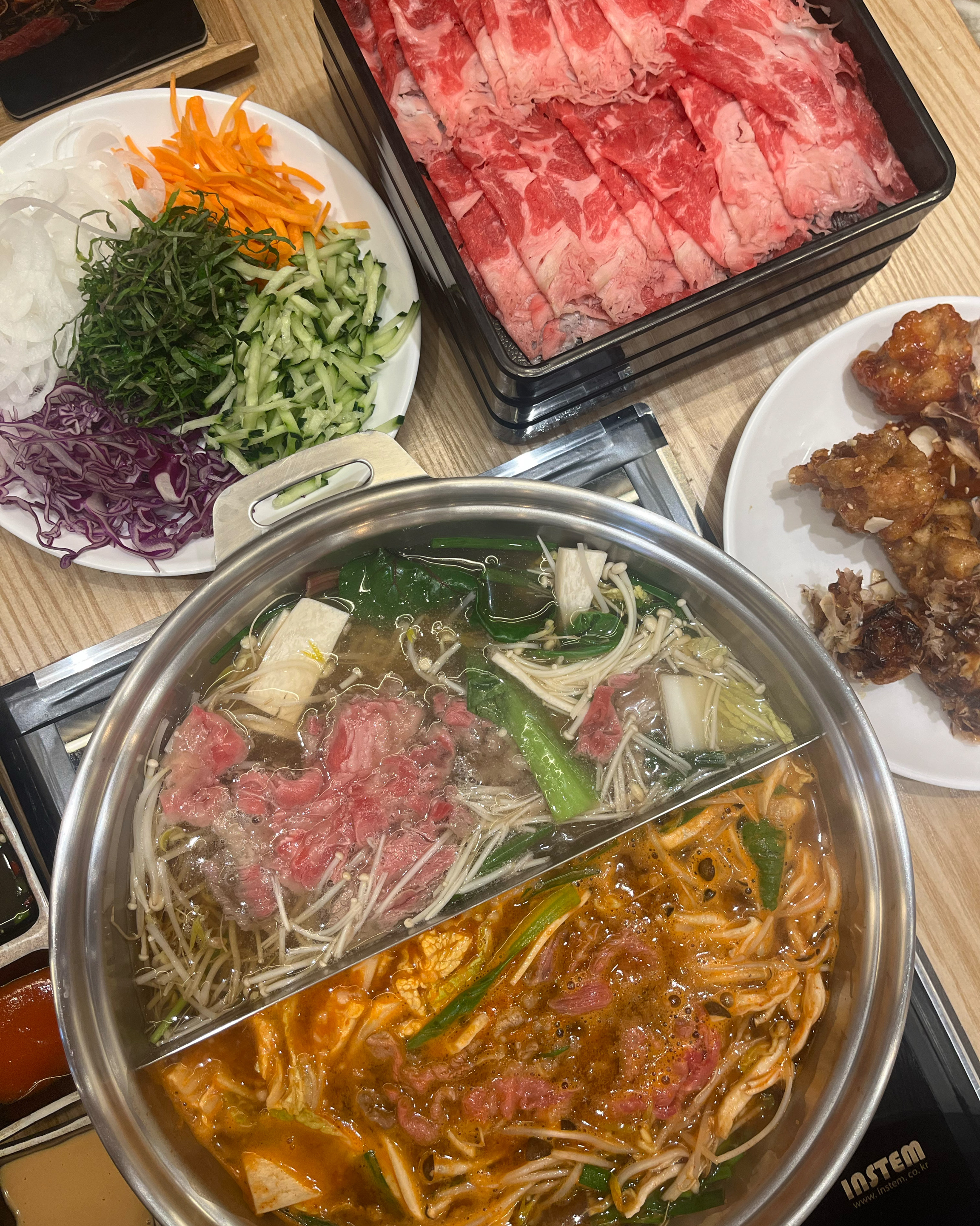 휴일 11시30분쯤 방문 했는데 자리가 많았고 12시부터 사람이 많아지기 시작하더니 저희가