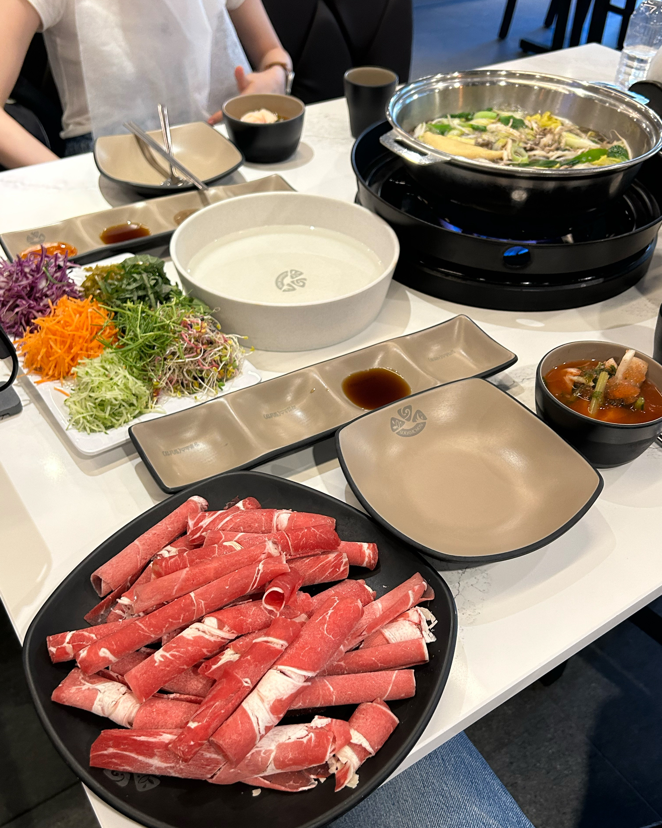 마포에서 샤브샤브가 먹고싶을 때 항상 방문해요! 가성비가 좋고 셀프바 채소도 신선해요👍 월
