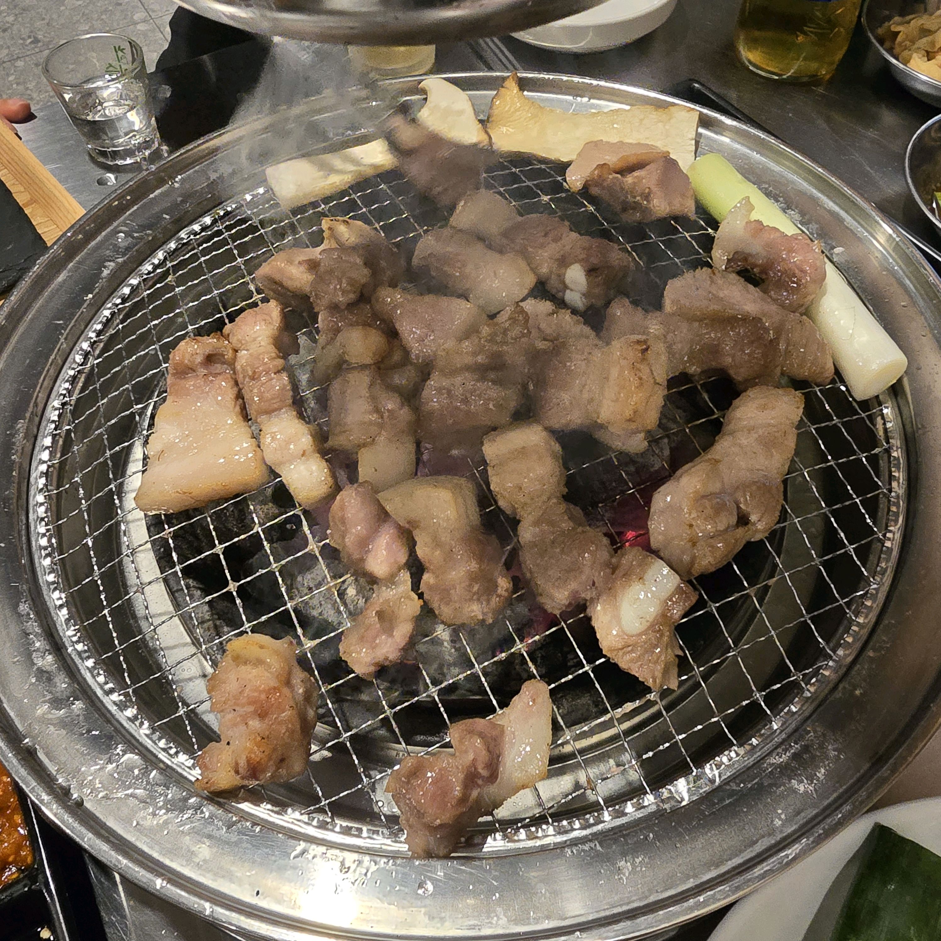 부모님 모시고 와봤는데 너무 시끄럽지도 않고 숙성 고기도 진짜 맛있어요. 가족끼리 오기 정